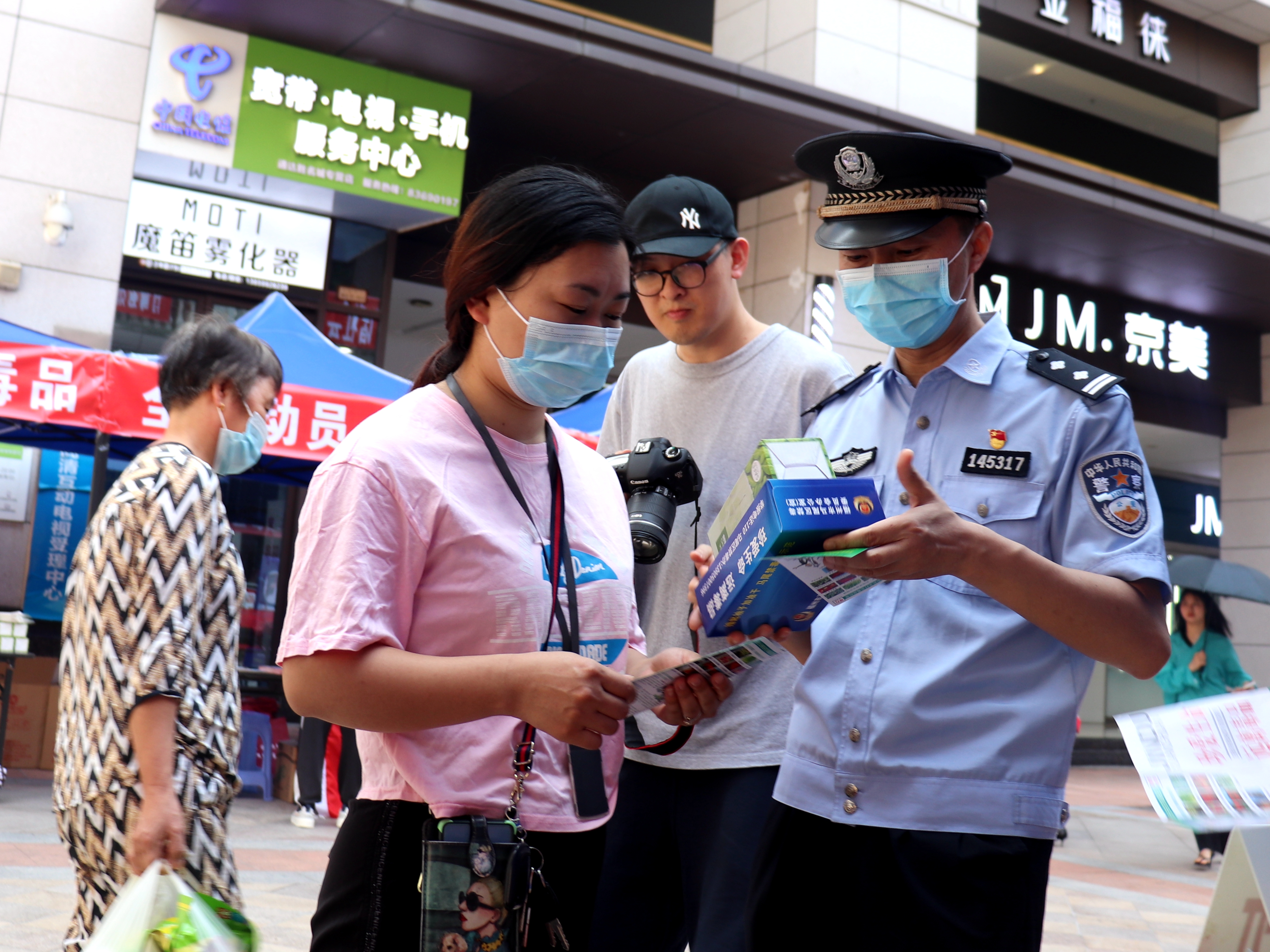 禁毒宣传“摆地摊” 教育群众“零距离”