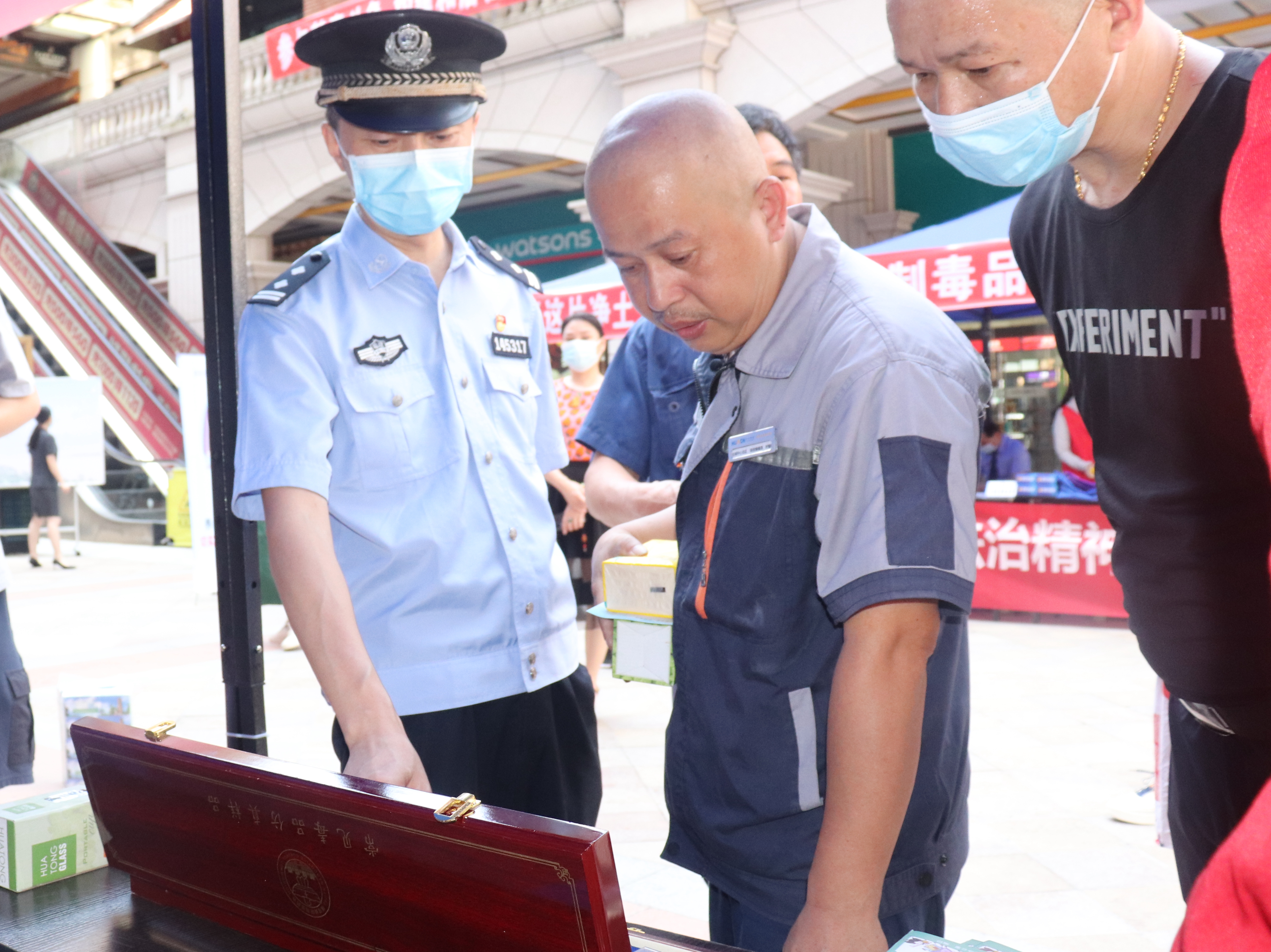 禁毒宣传“摆地摊” 教育群众“零距离”