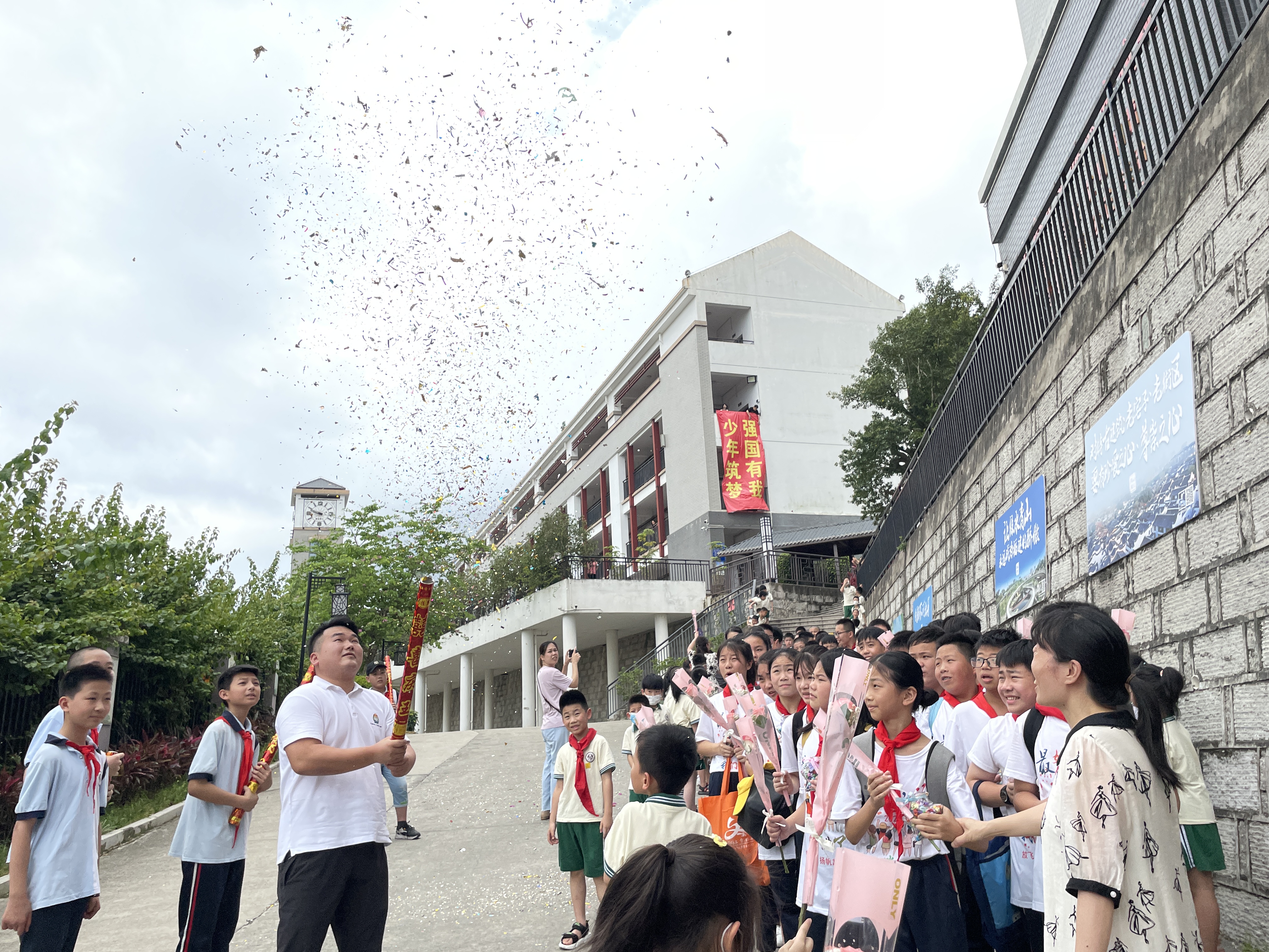 歌声、鲜花、礼炮，他们在与小学告别