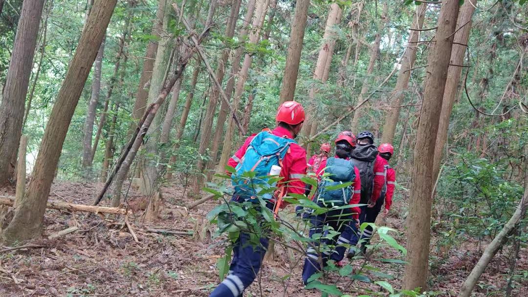 12名游客被困山林一整夜   救援队顶高温救援