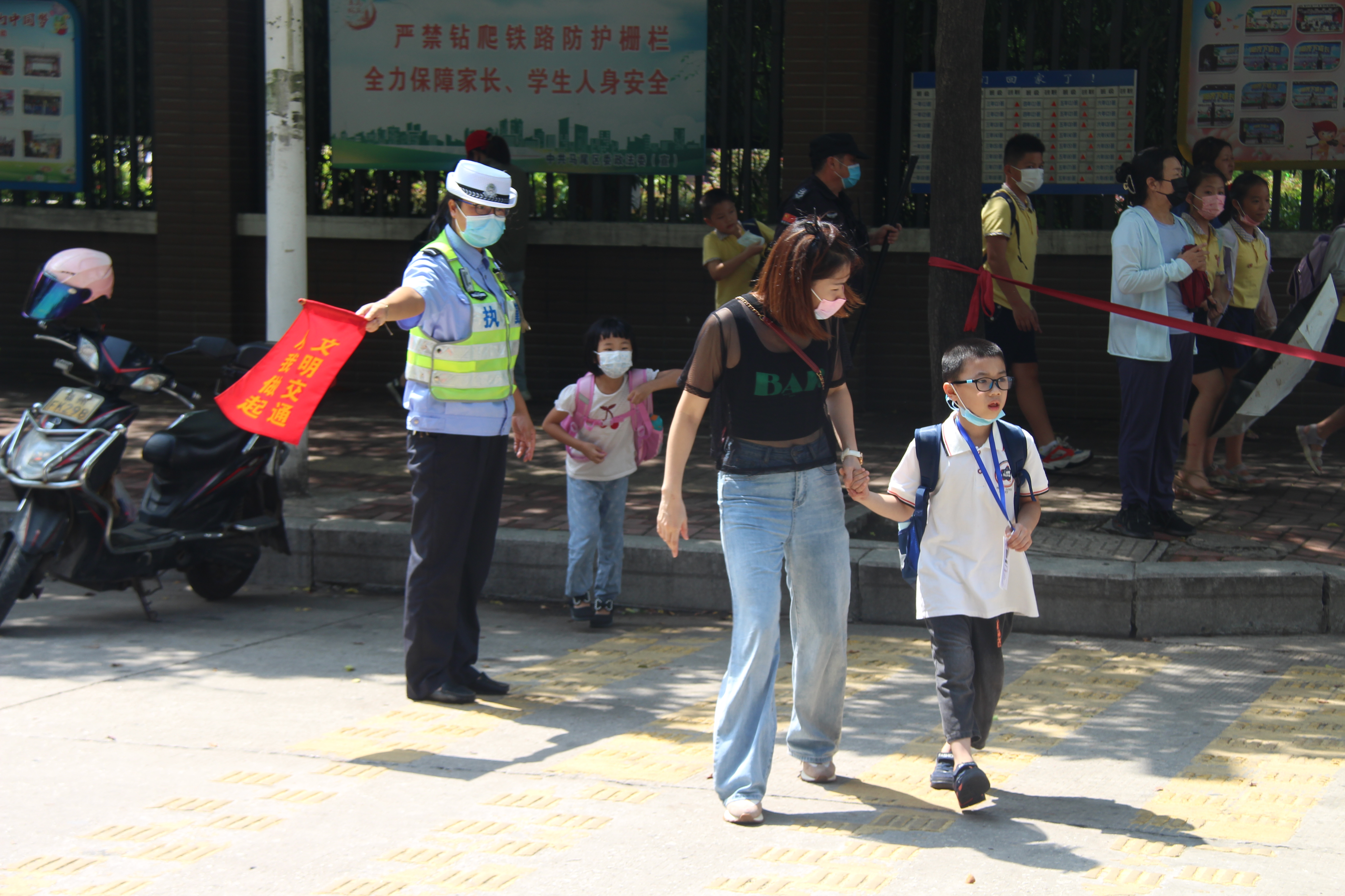 开学了，马尾交警坚守“护学岗”