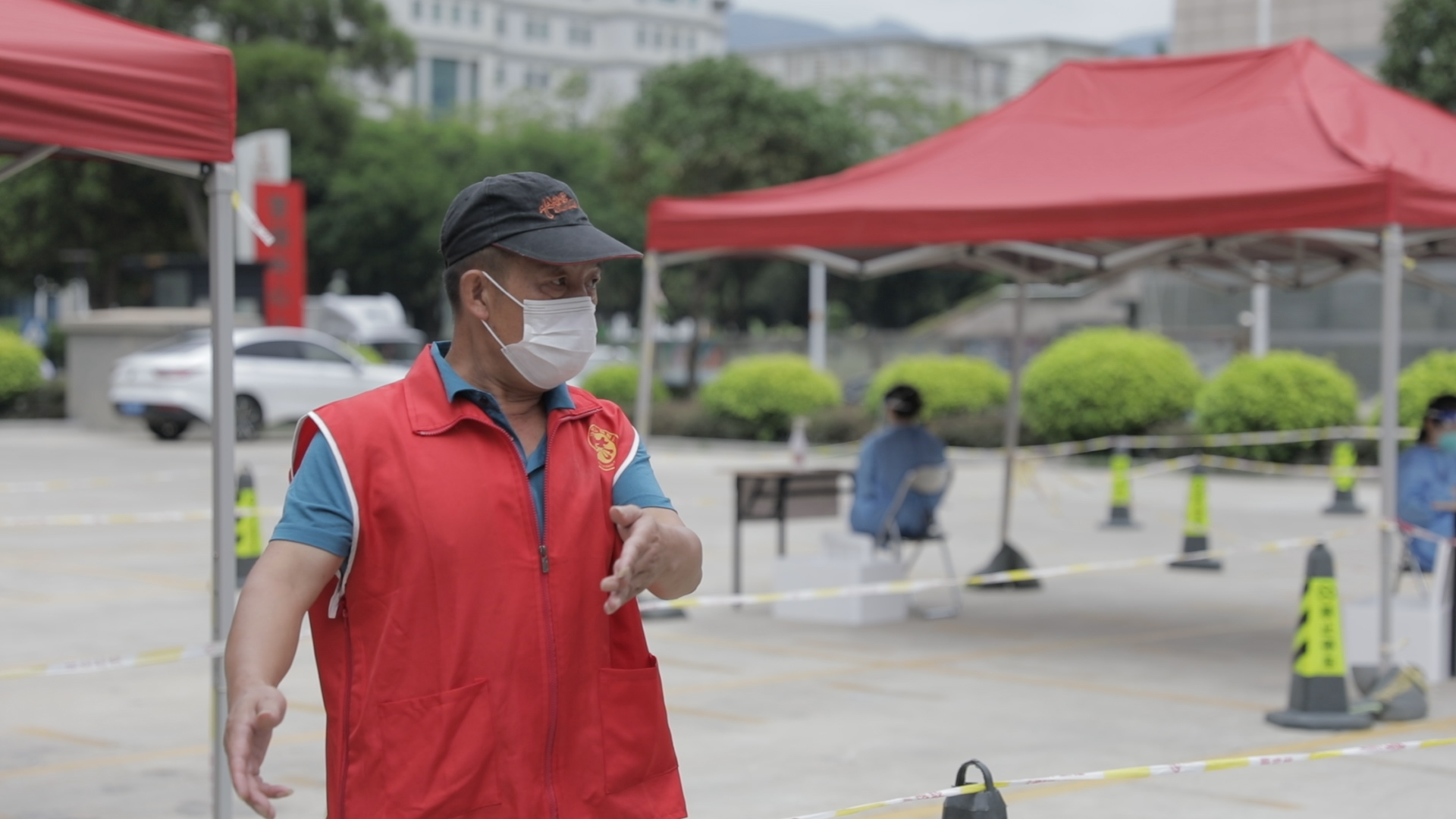 他们主动来到核酸检测现场