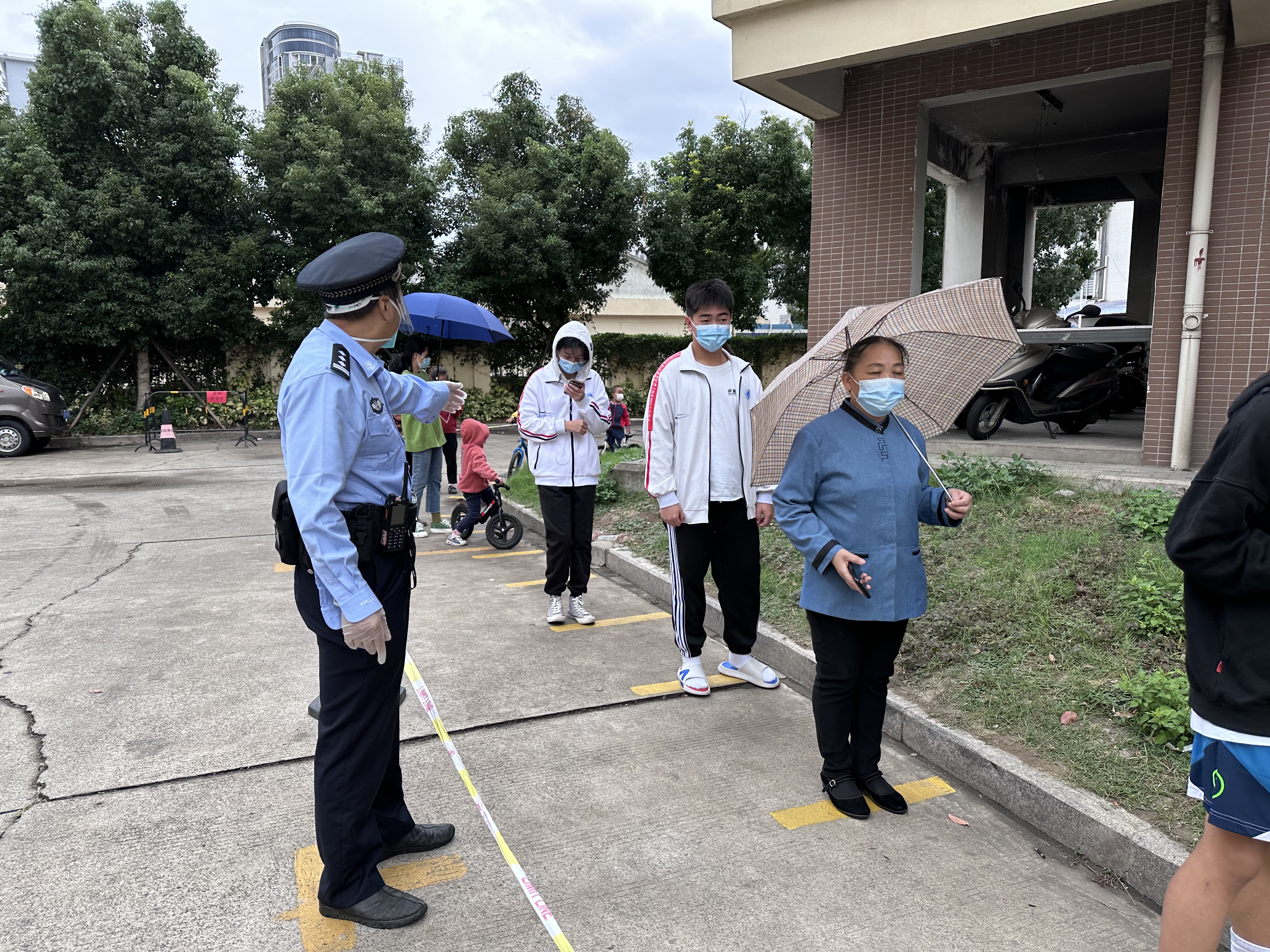 鬓微霜，又何妨？“60后”老民警坚守疫情防控第一线