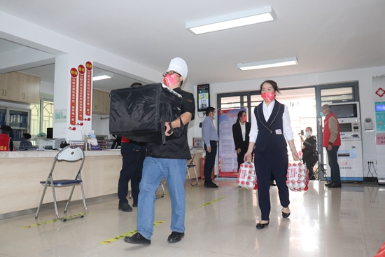 餐饮老板化身志愿者 免费为一线抗疫人员送爱心餐