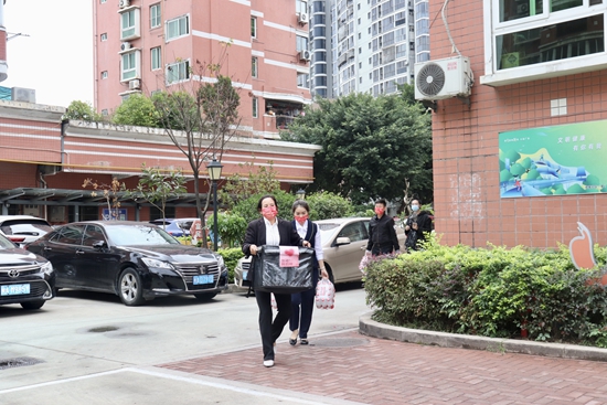 餐饮老板化身志愿者 免费为一线抗疫人员送爱心餐