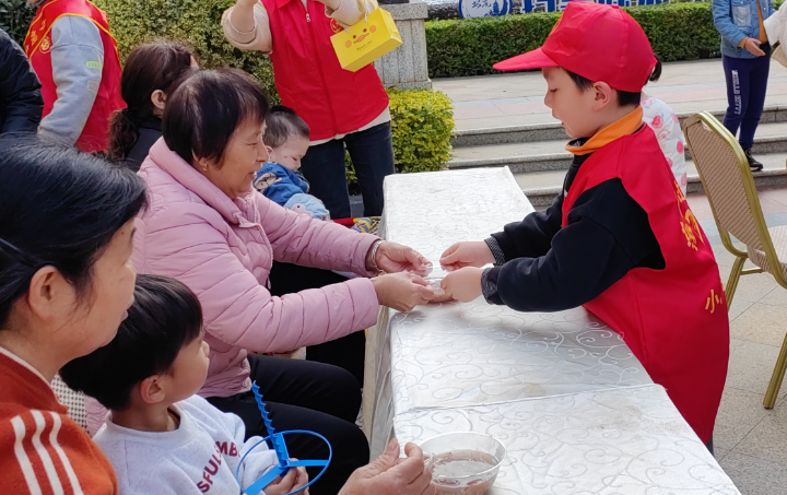 拗九送福粥  幸福邻里情