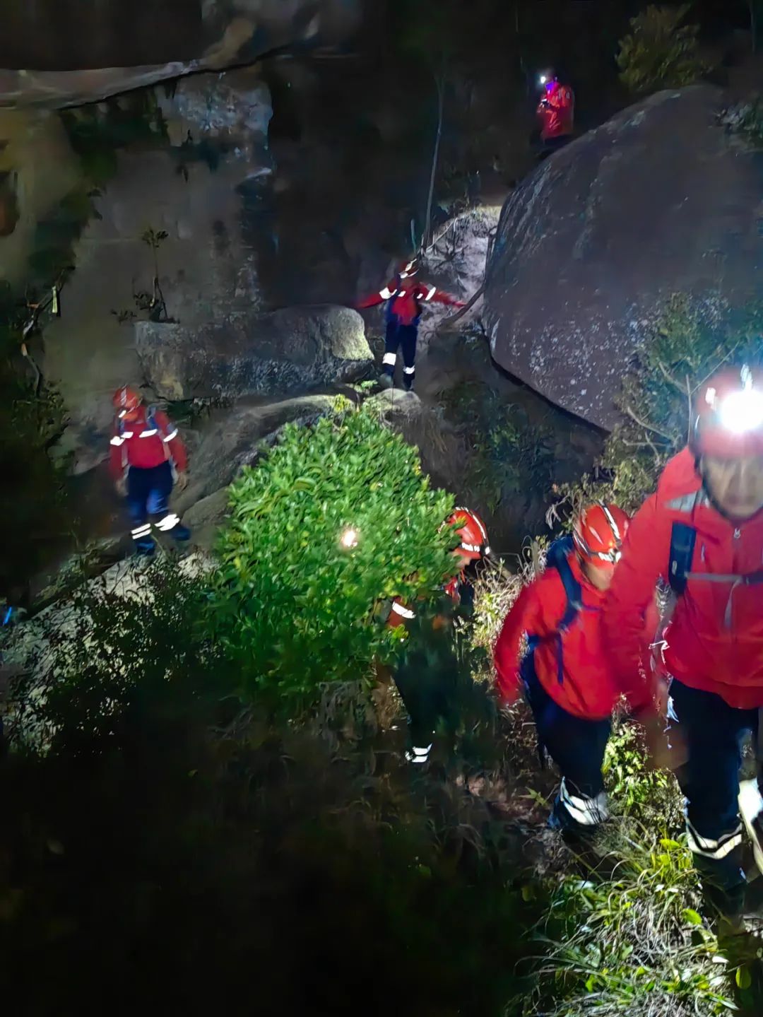 两起十人被困马尾君山  山地救援队夜中紧急救援