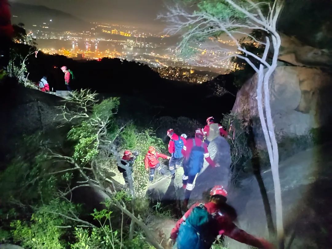 两起十人被困马尾君山  山地救援队夜中紧急救援