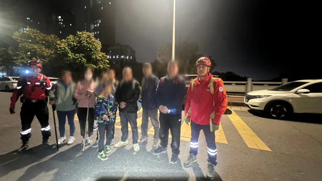 两起十人被困马尾君山  山地救援队夜中紧急救援