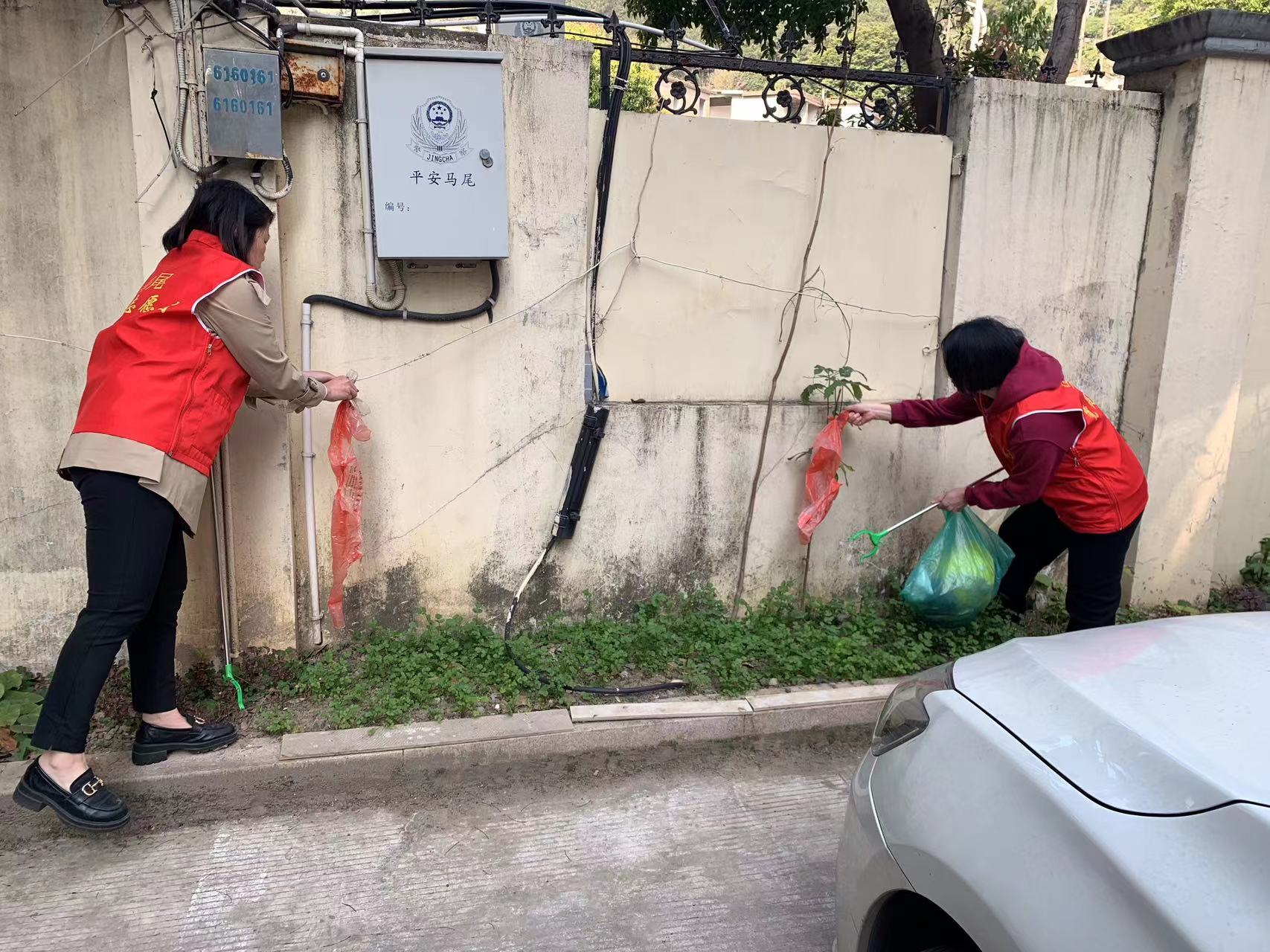  培英社区开展“垃圾不落地，环境更美丽”卫生整治活动