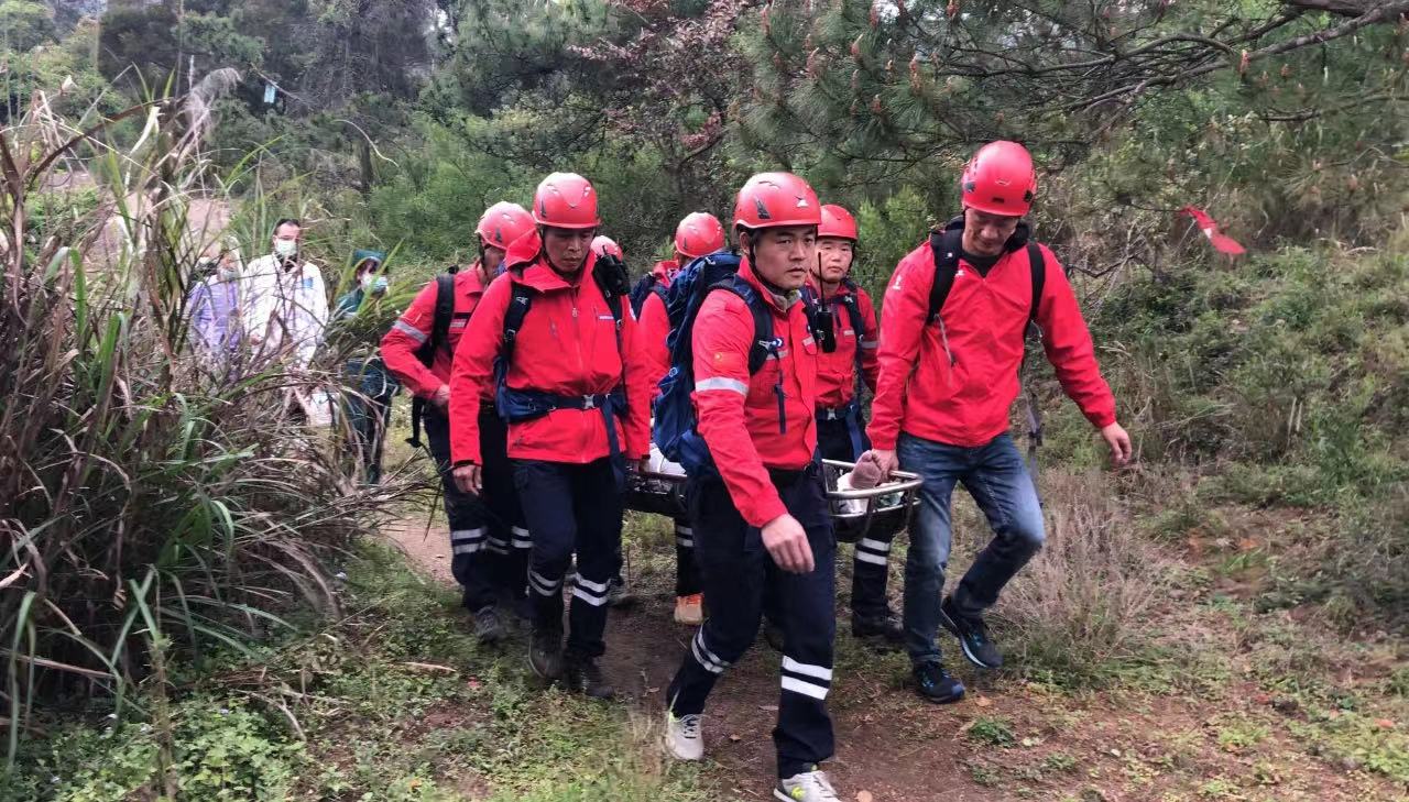 女子被困马尾君山 省登山协会山地救援队紧急救援