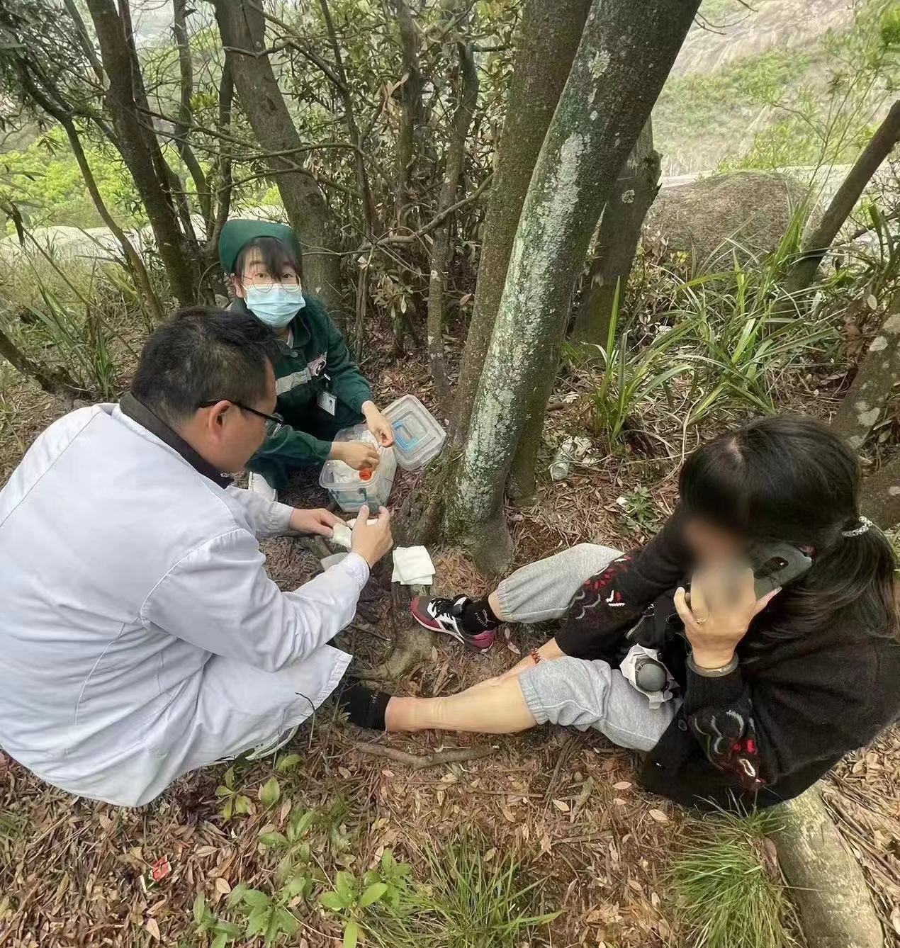 女子被困马尾君山 省登山协会山地救援队紧急救援