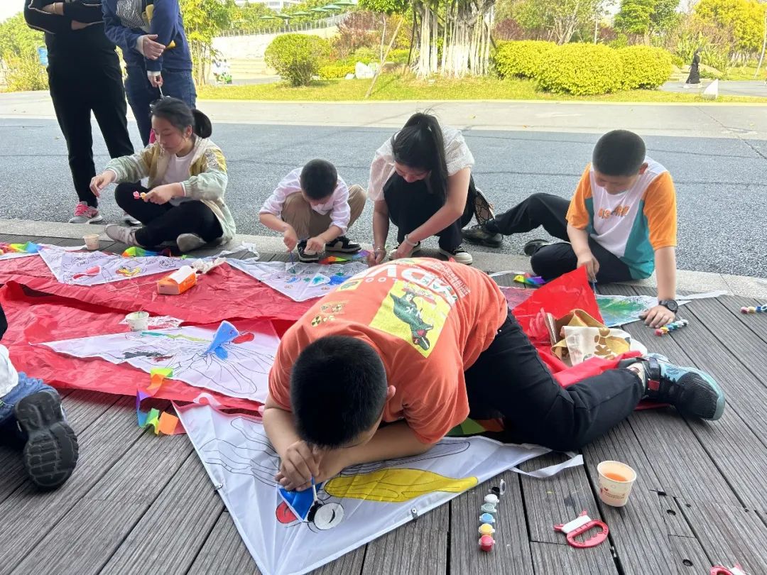 马尾区民政局组织开展“创意成长 多彩童年”风筝彩绘亲子活动
