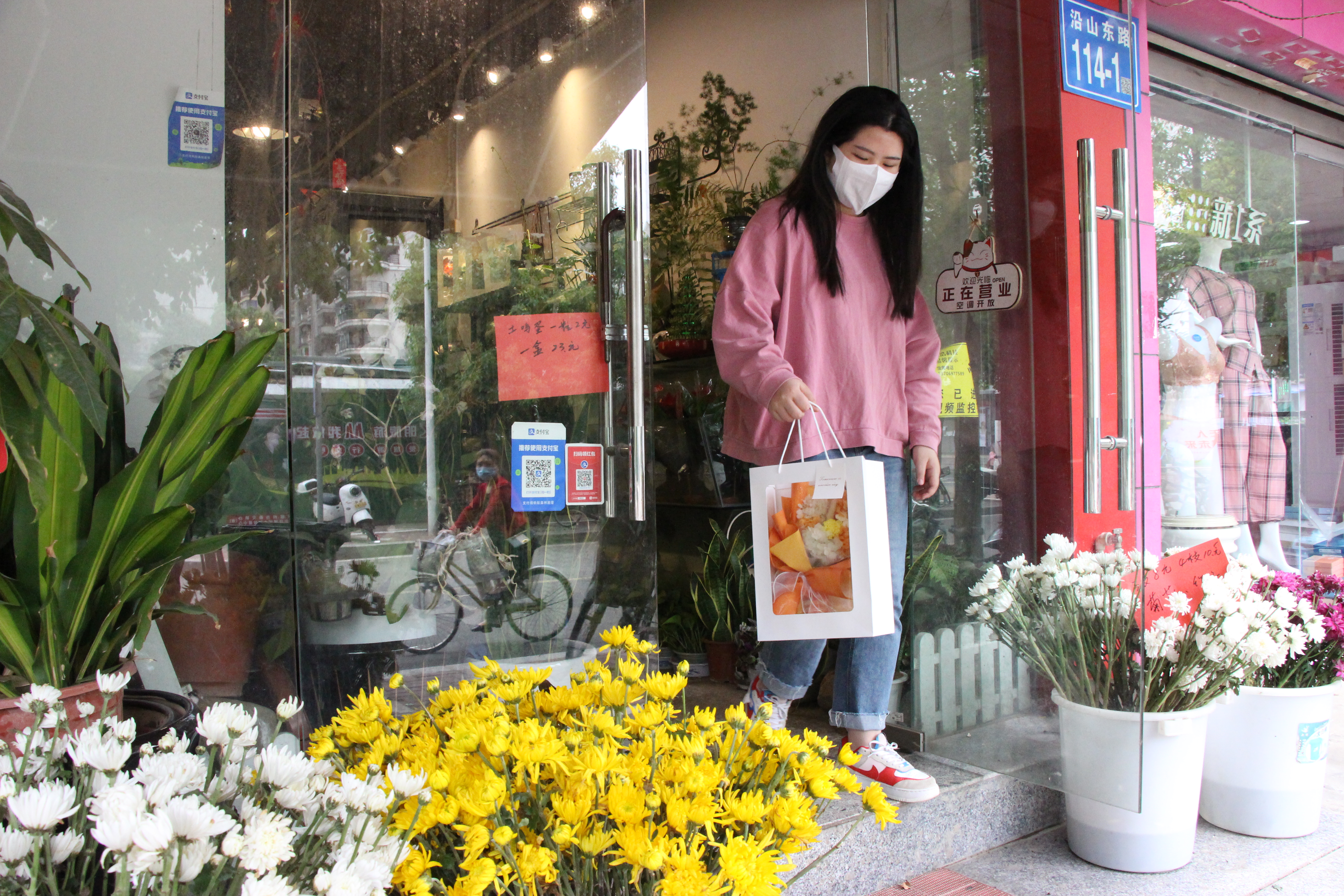 鲜花寄托祝福 “母亲节”马尾鲜花走俏