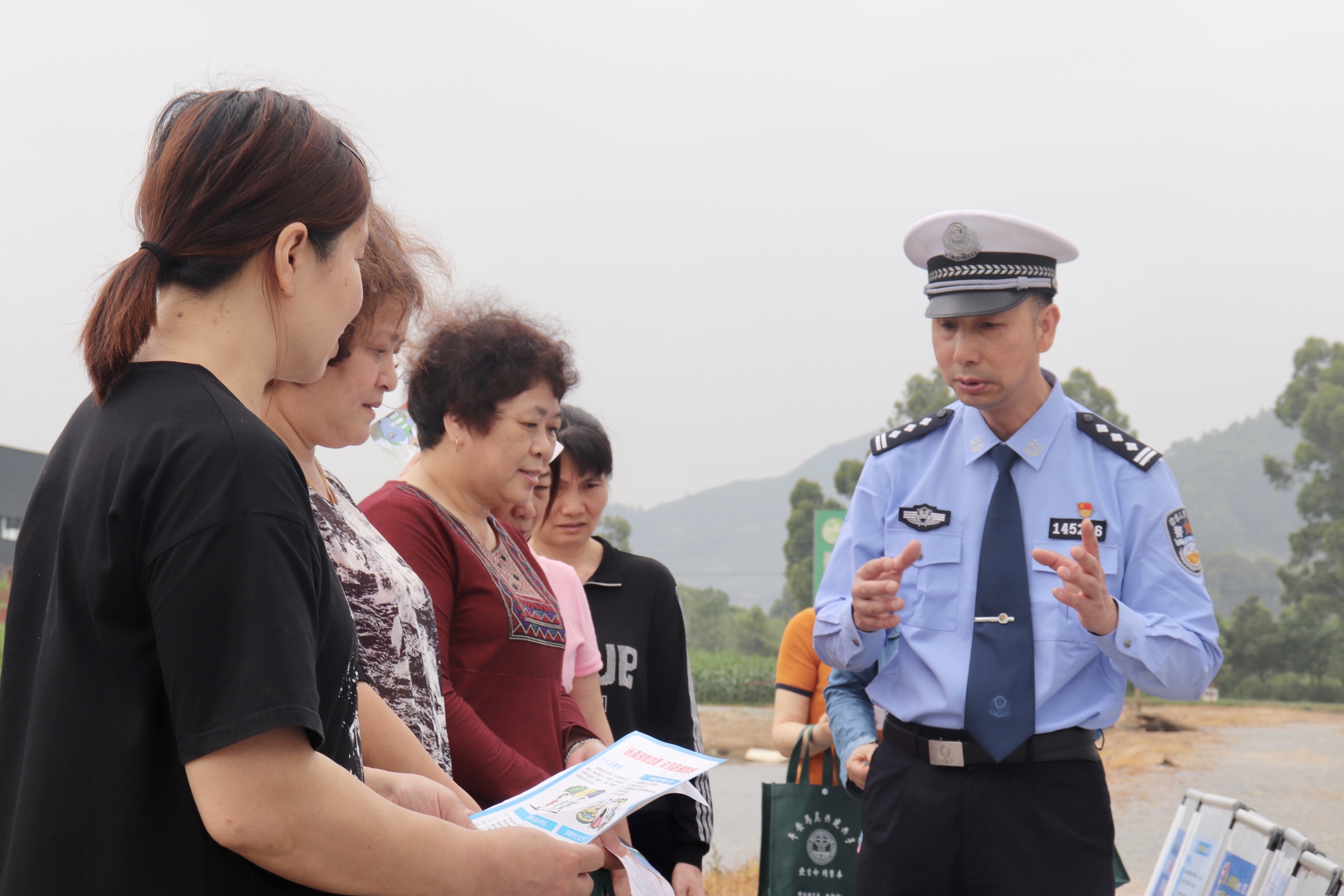 田间地头“唠”安全 交通宣传暖民心