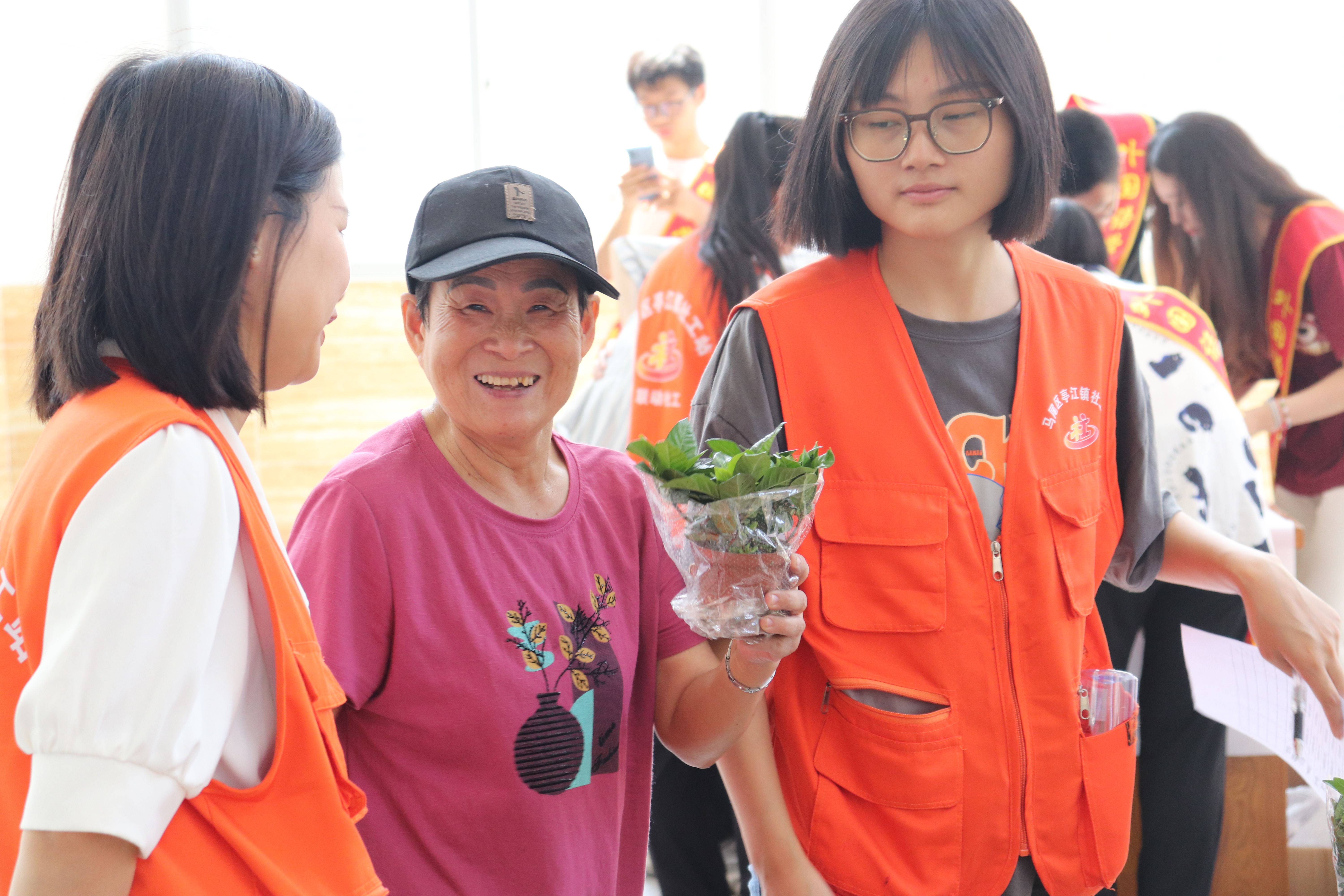 粽香迎端午 浓浓邻里情