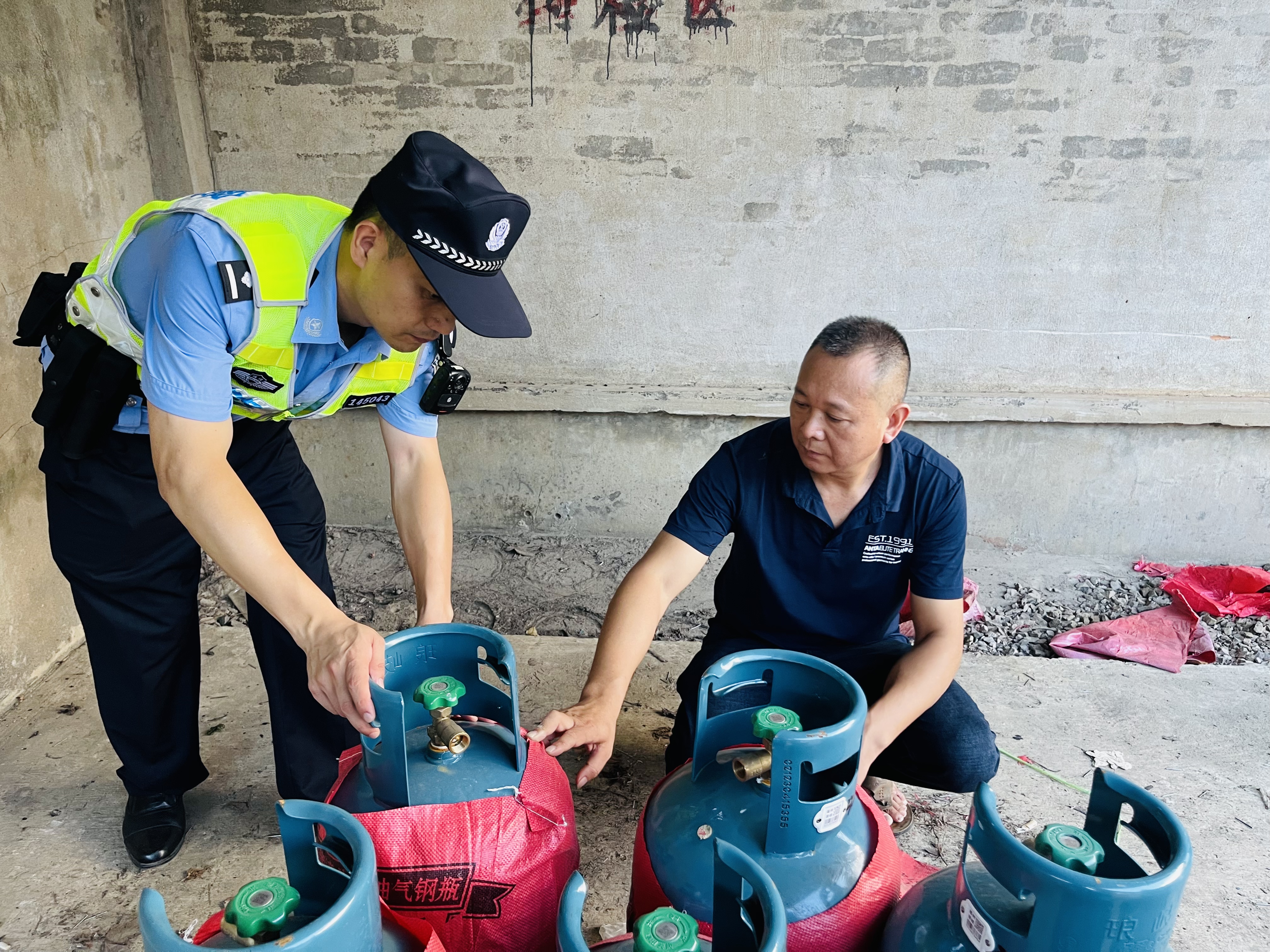 警盯“安全阀” 琅岐公安积极开展液化气罐安全检查行动