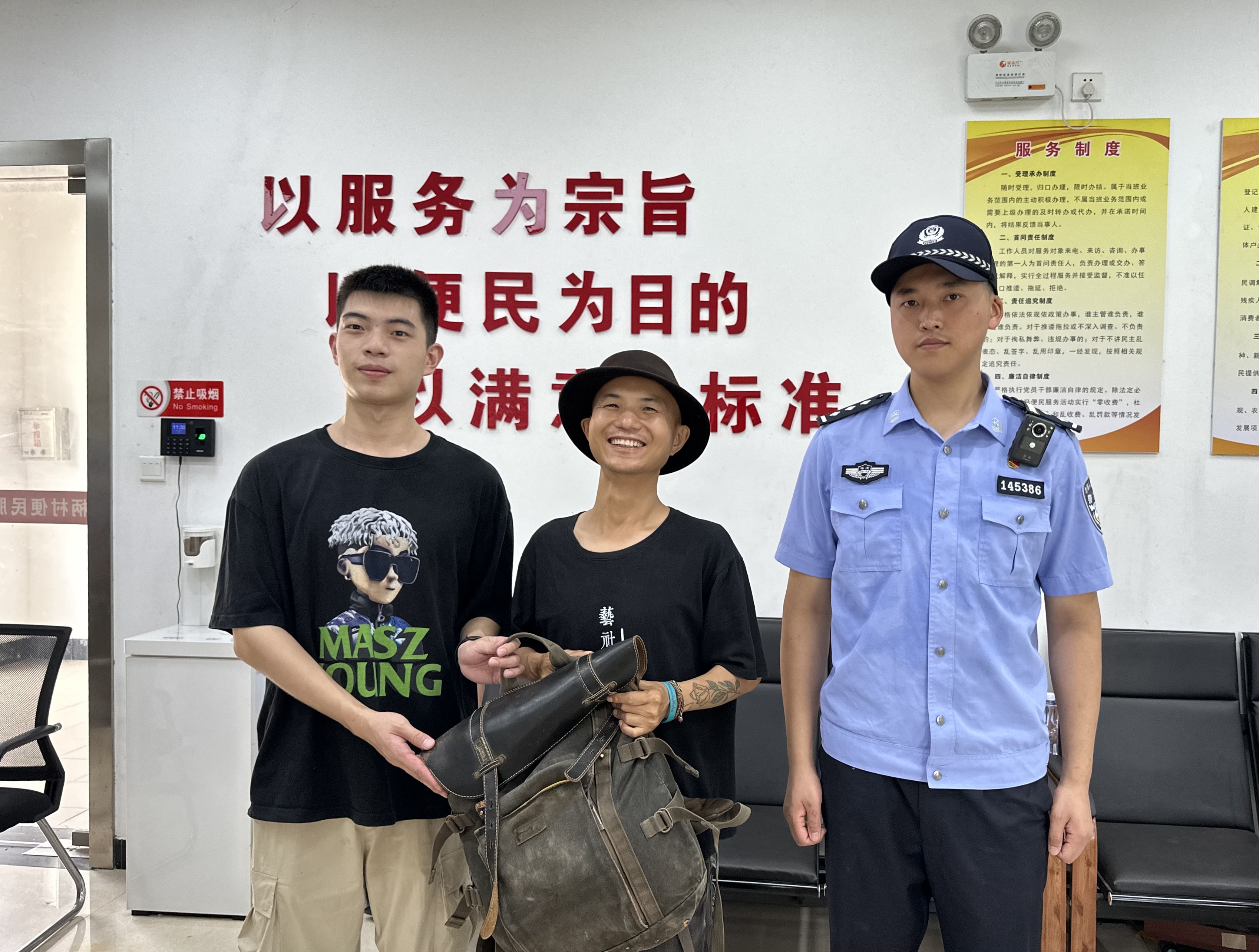 双锦旗礼赞平安侨乡警务建设