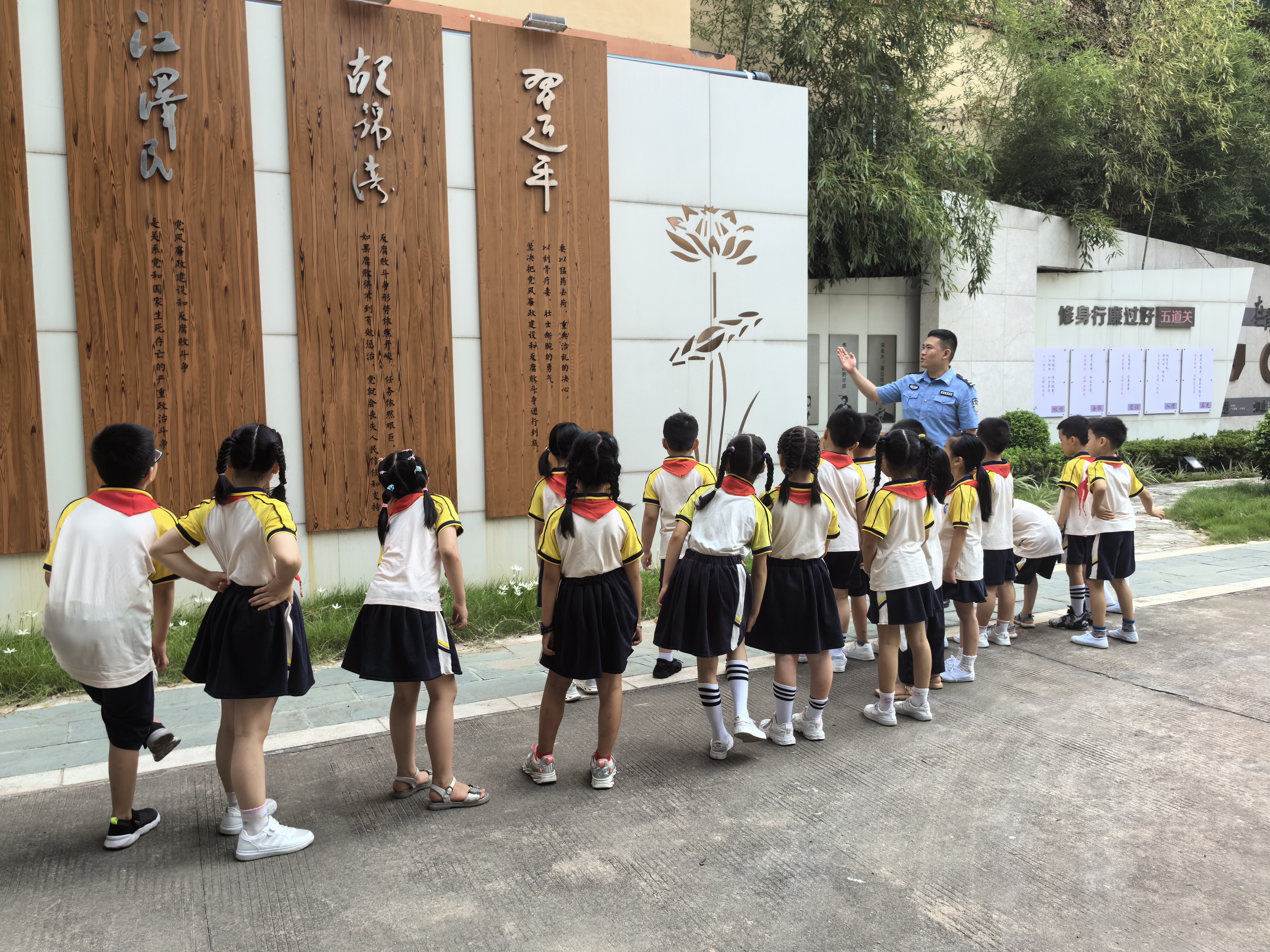 福州边检站与马尾实验小学携手开展“踔厉奋发心向党 勇毅前行强国防”全民国防教育日主题活动