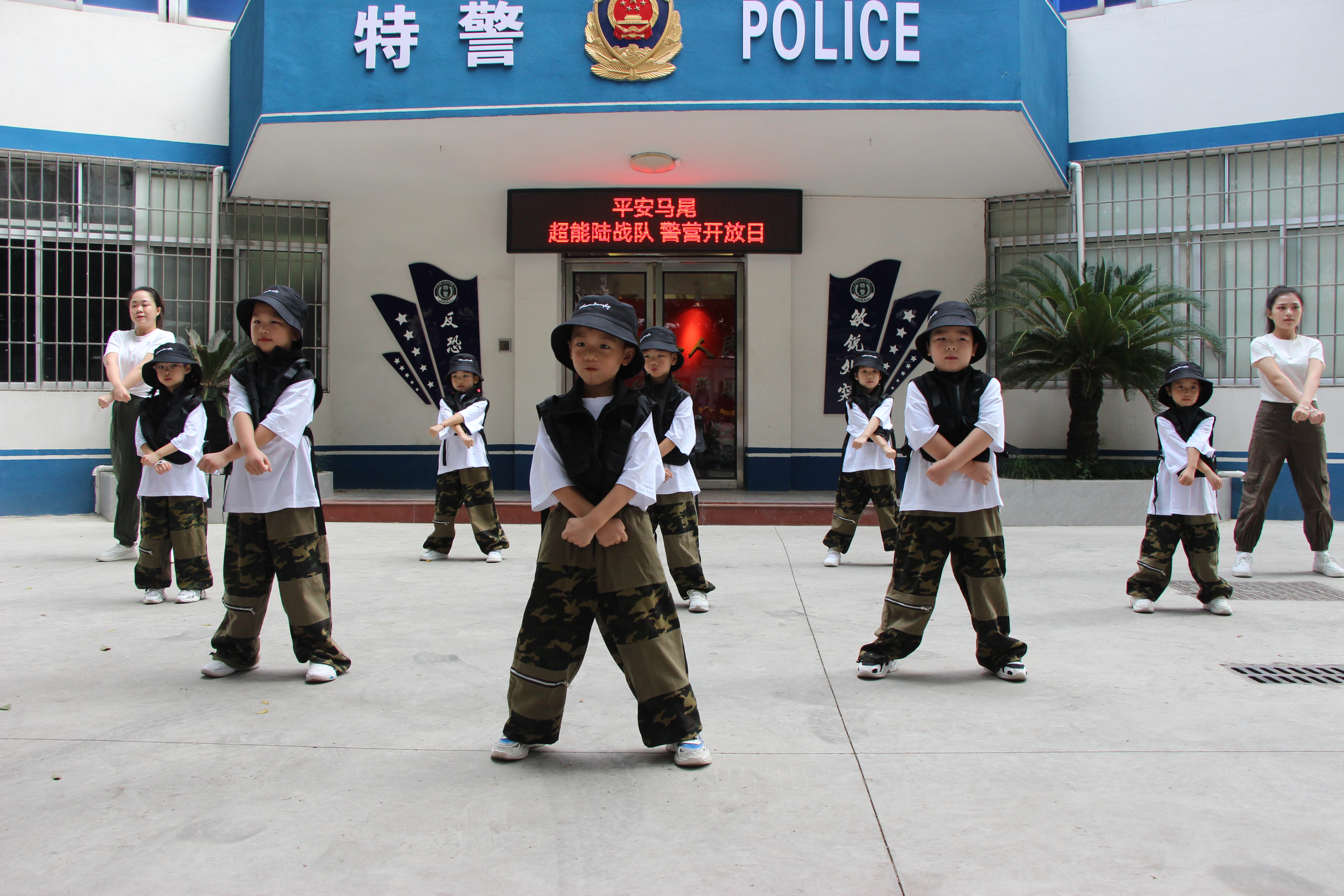 马尾萌娃进警营开启奇妙“特警之旅”