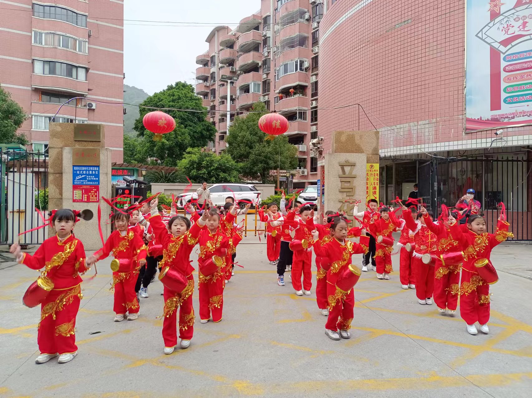 亲子踩街闹元宵，乐游趣玩感民俗