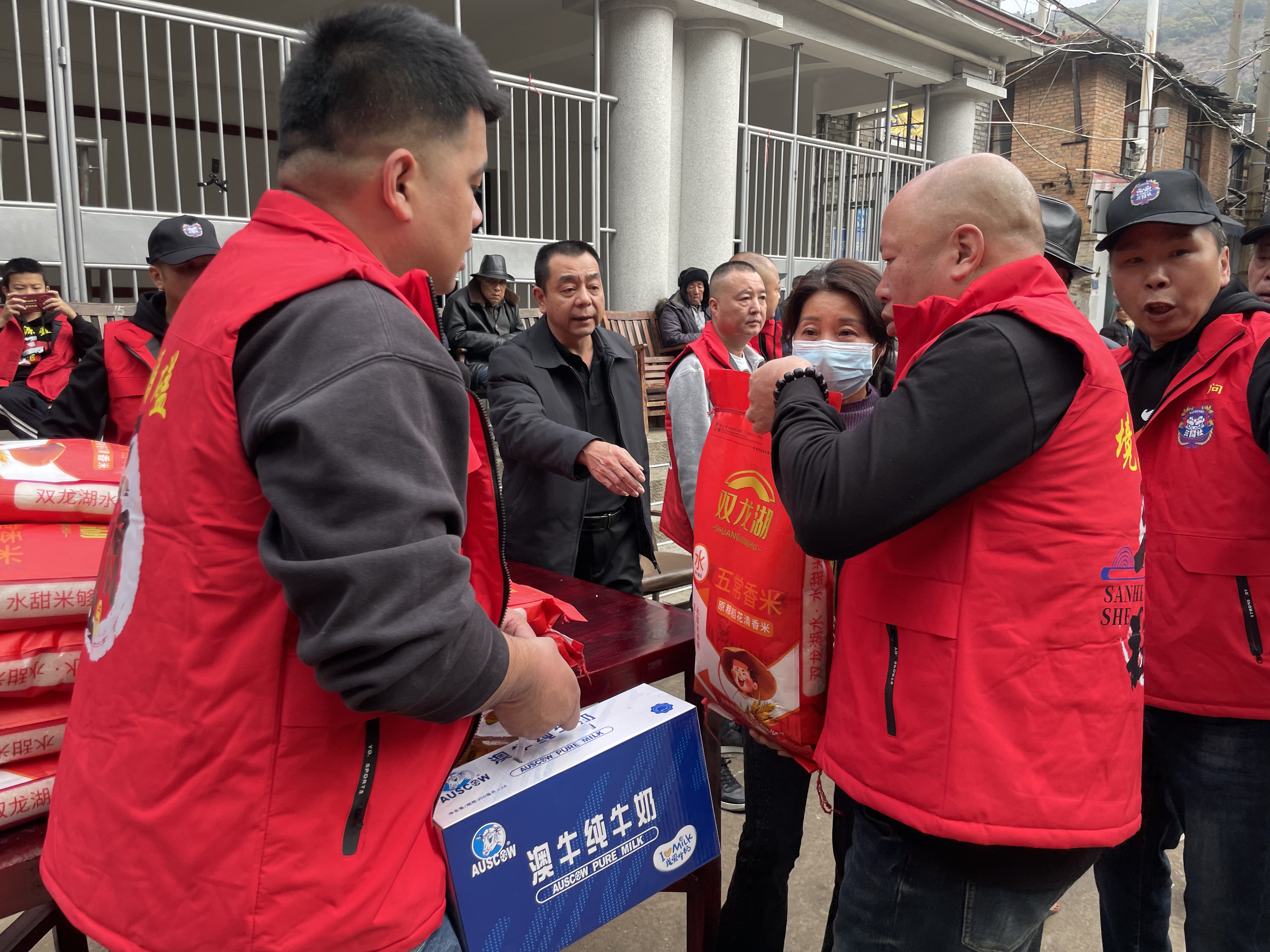 马尾镇快安村开展“心手相连，共筑温暖”春节慰问活动