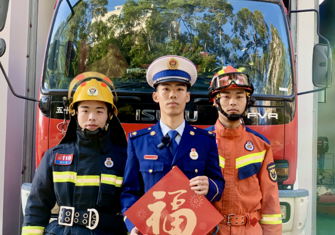 新春走基层丨春节来临，燃放烟花爆竹需小心！这份消防安全提示请收好