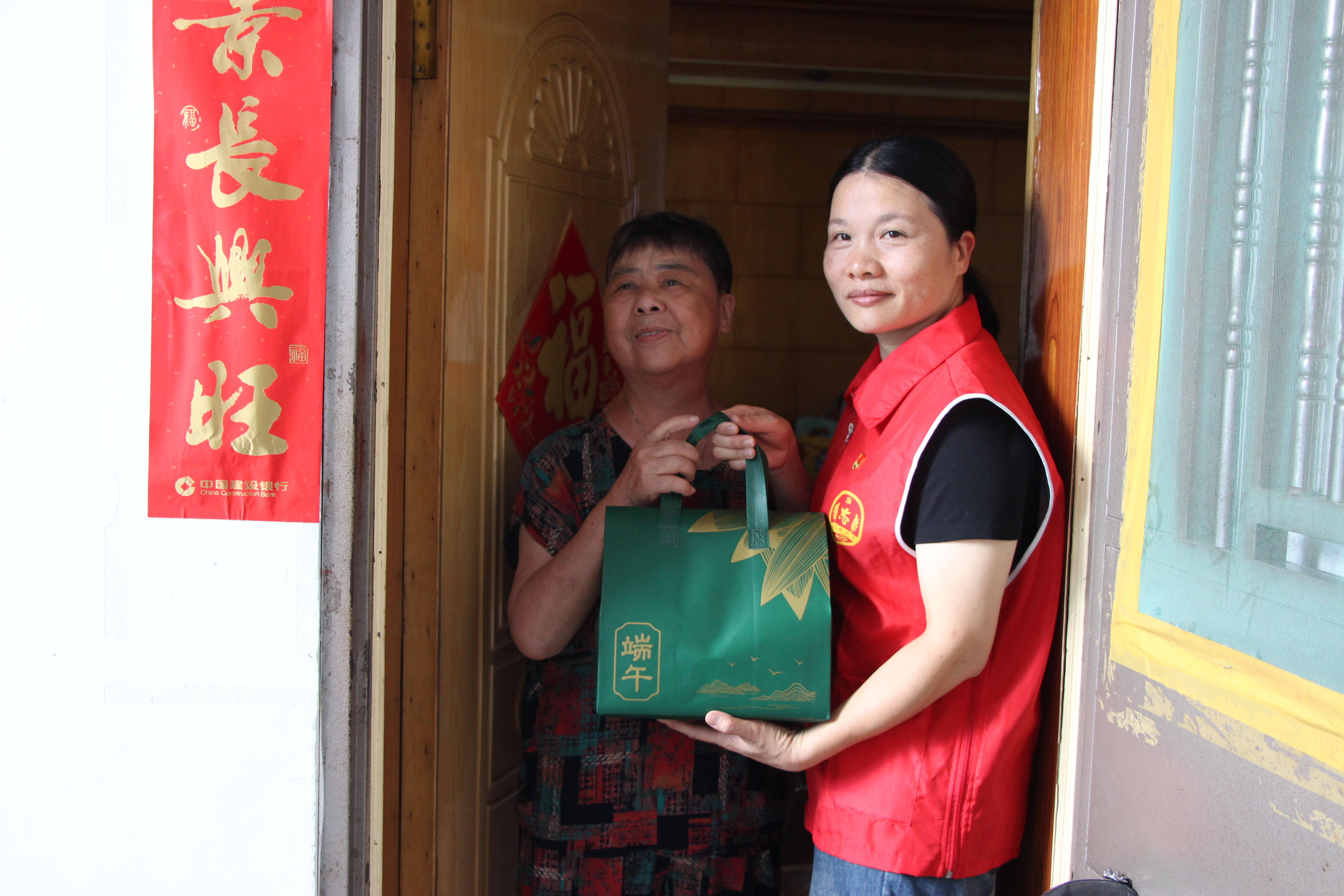 “党旗飘扬映端午，传统文化焕新彩”——培英社区举办端午主题活动