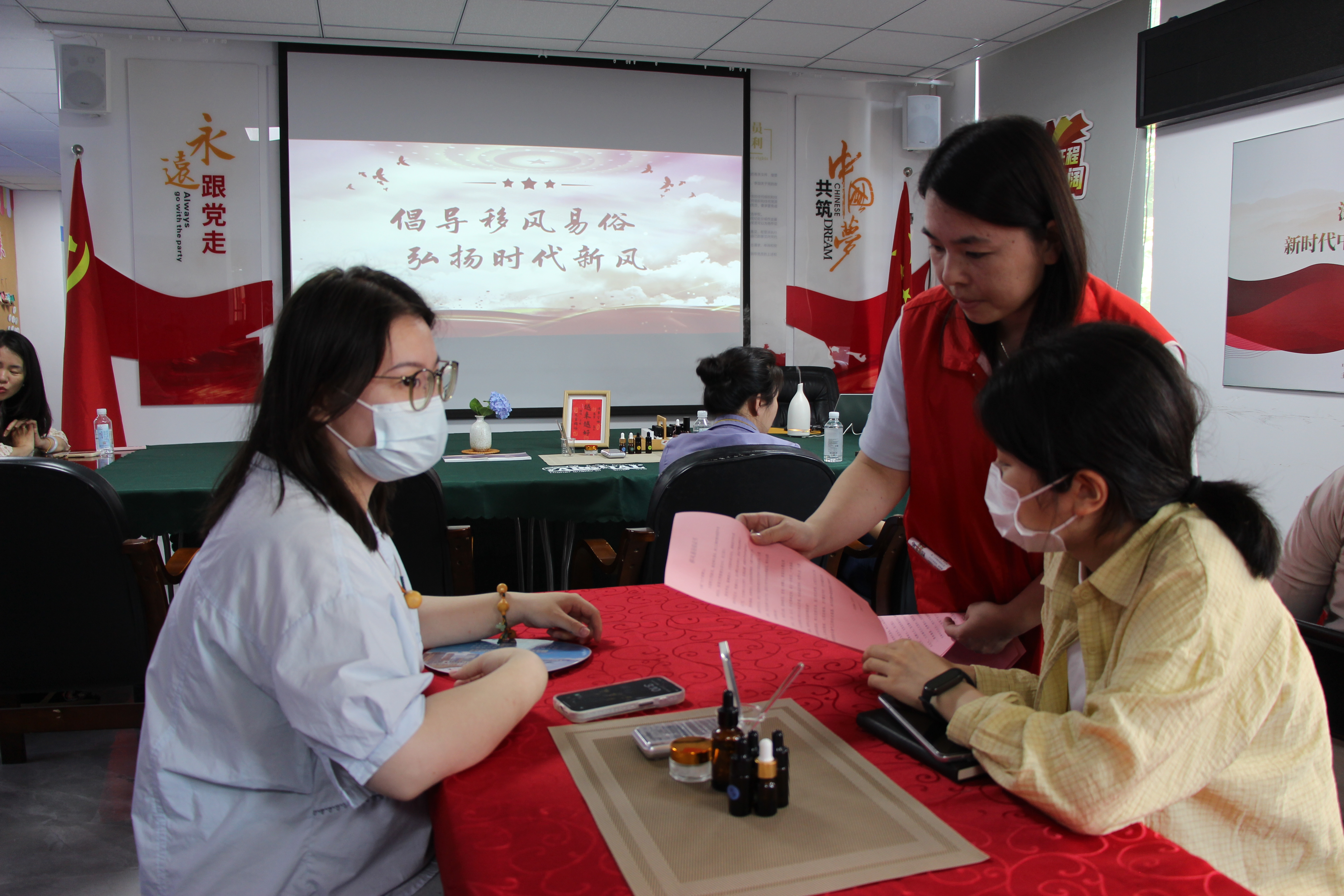 滨江社区举办“艾香端午 遇见美好”主题活动