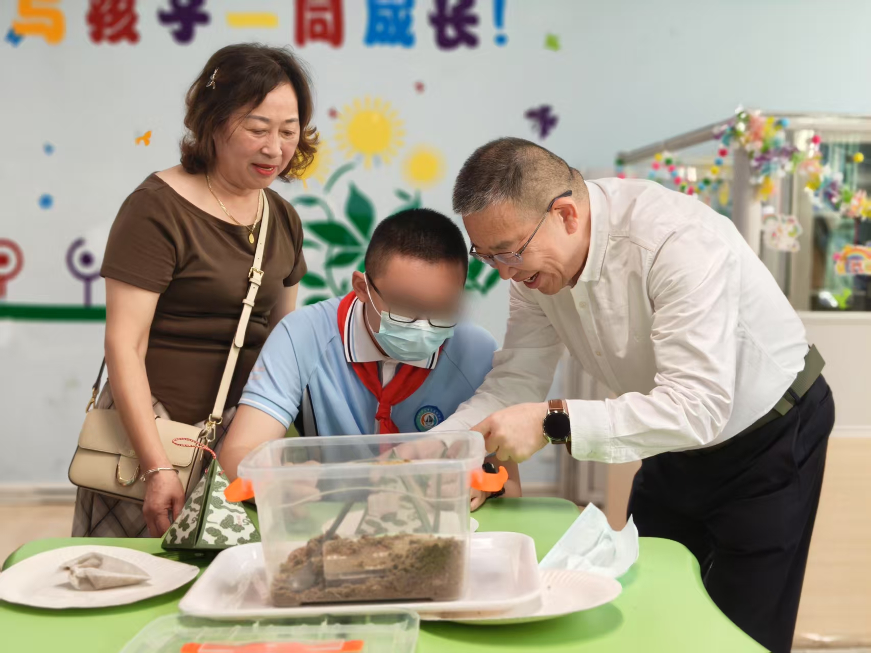 培英社区开展“党建引领聚合力 情暖‘星星’护成长”六一关爱特殊儿童共建行动