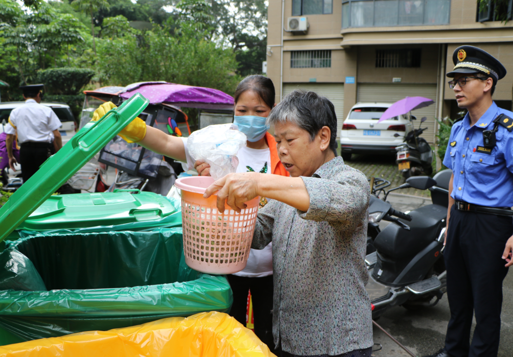 福州市首例垃圾分类劝导执法在马尾开展