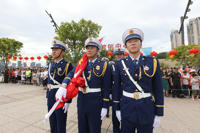 马尾滨江文化广场隆重升国旗