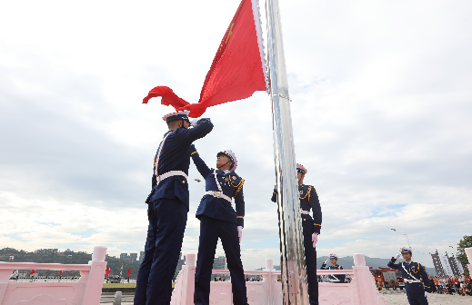 马尾滨江文化广场隆重升国旗