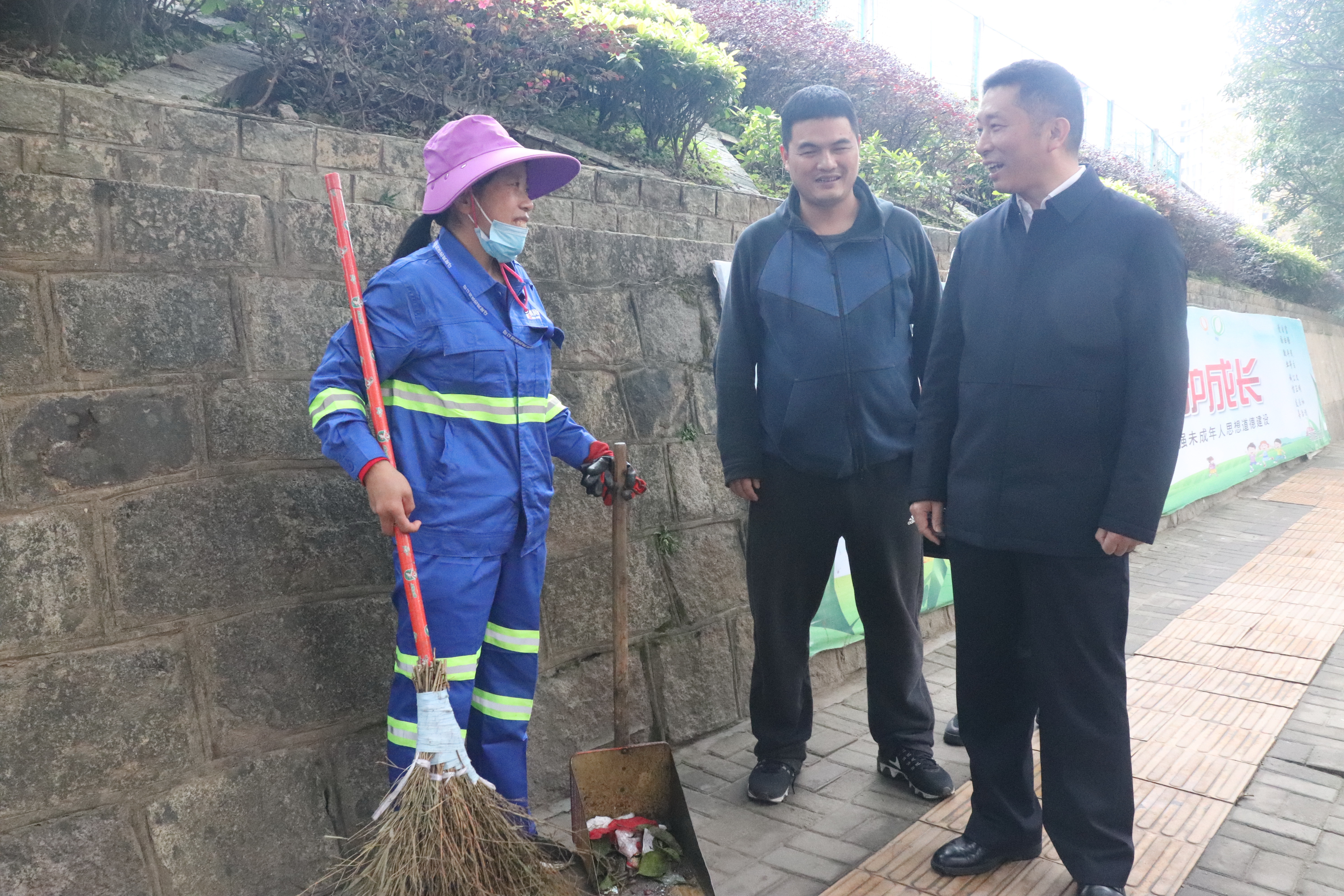 游通铃大年初一慰问在岗环卫工人 