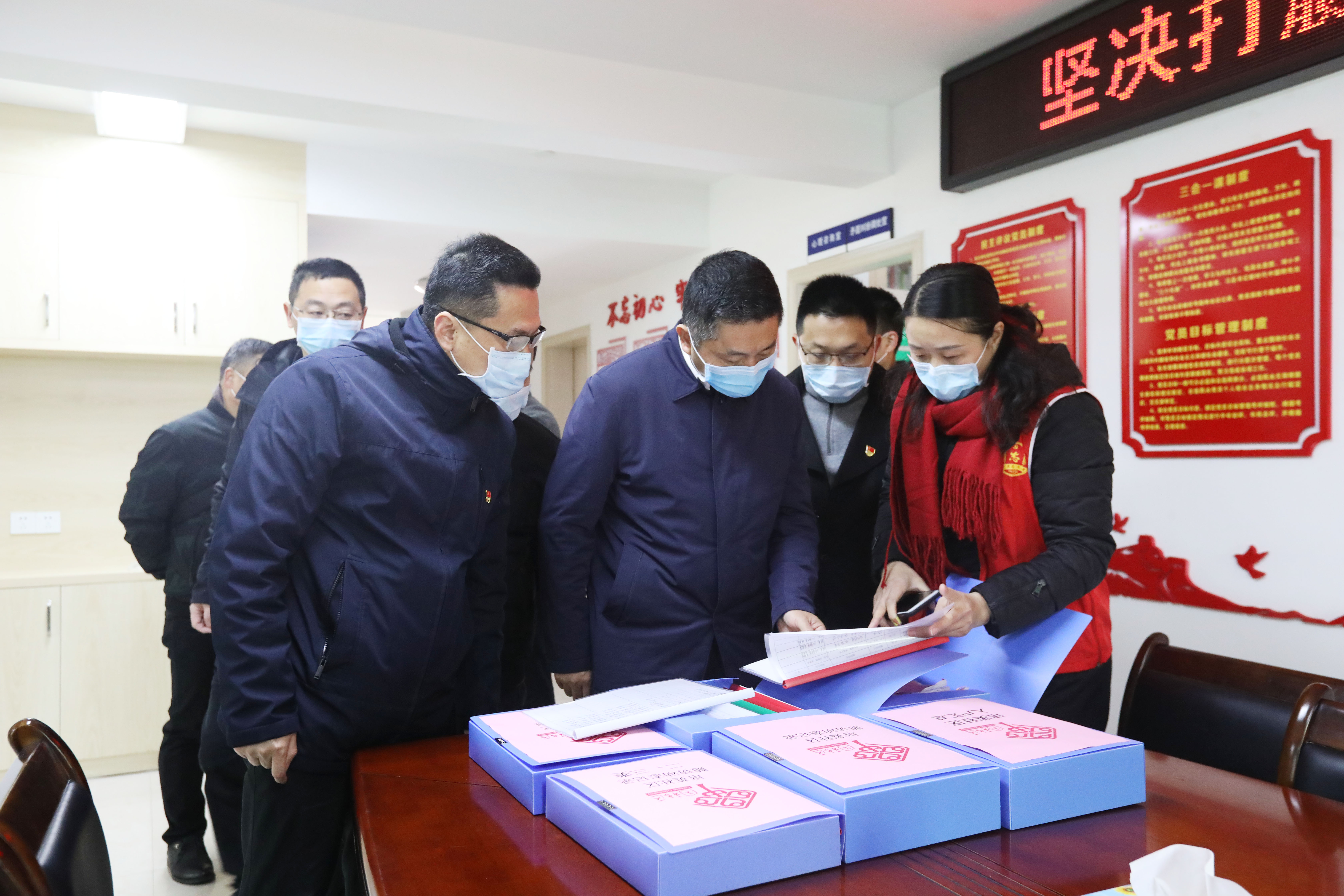 区领导检查疫情防控工作市场供应及看望防疫一线党员干部