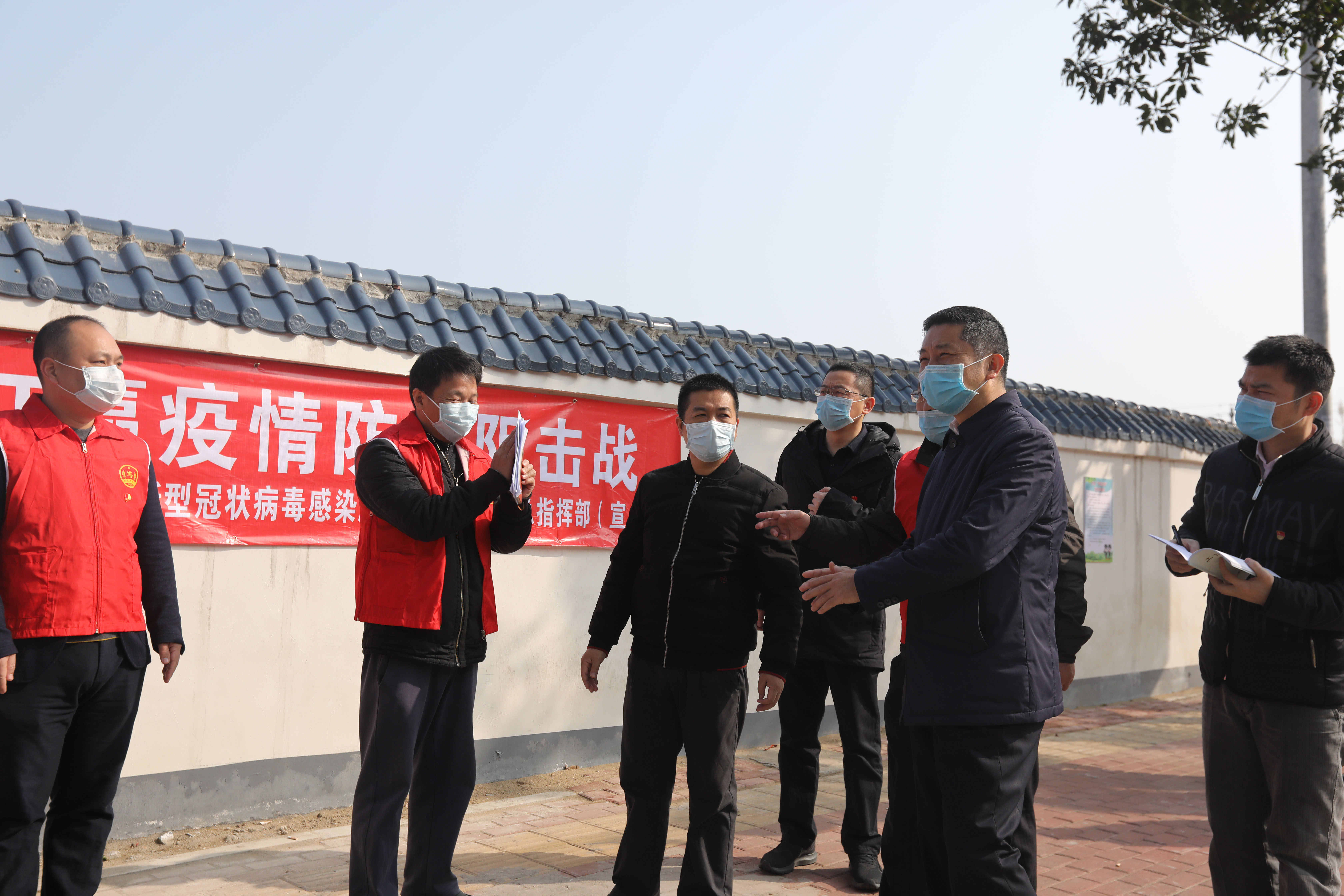 区领导检查疫情防控工作市场供应及看望防疫一线党员干部