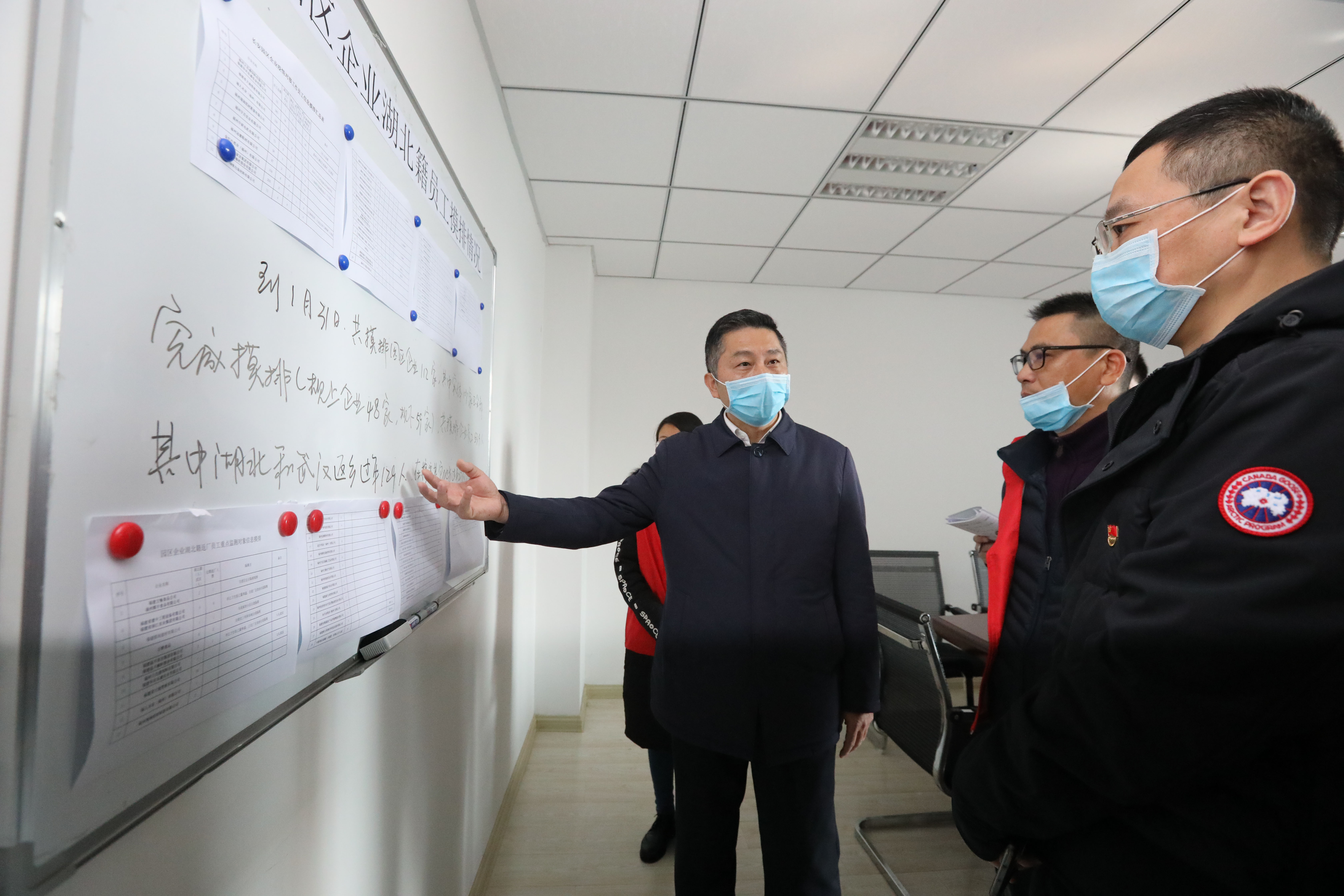 区领导检查疫情防控工作市场供应及看望防疫一线党员干部
