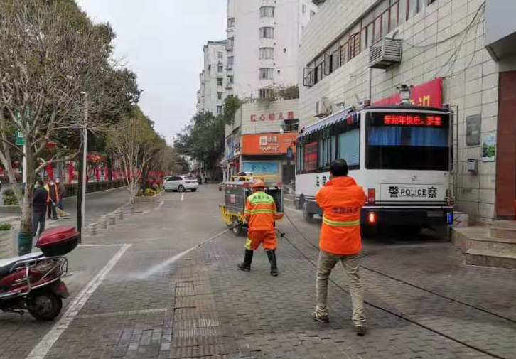 高压水车秒变消毒车 马尾城管战“疫”有一套