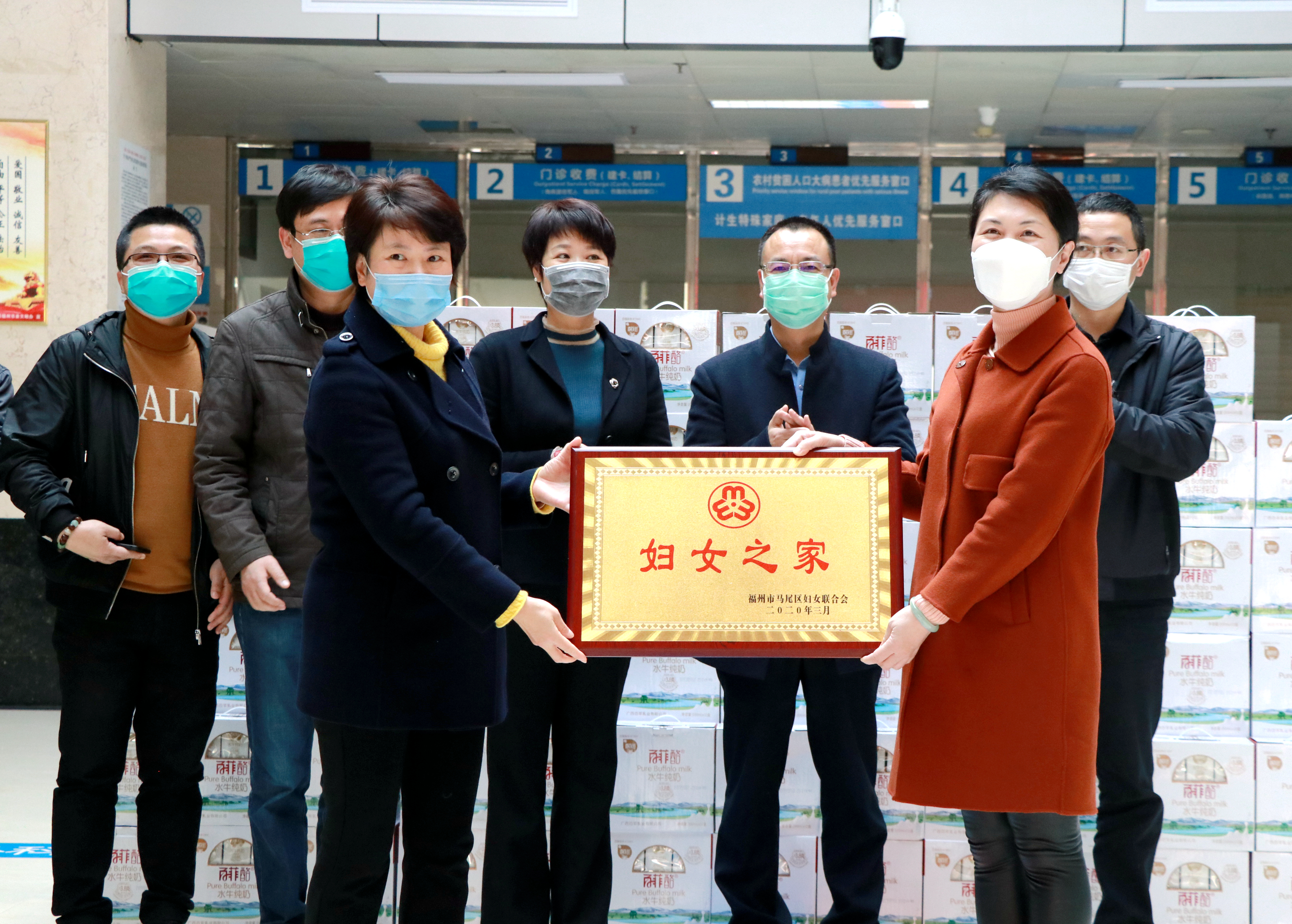 “致礼巾帼最美逆行者”