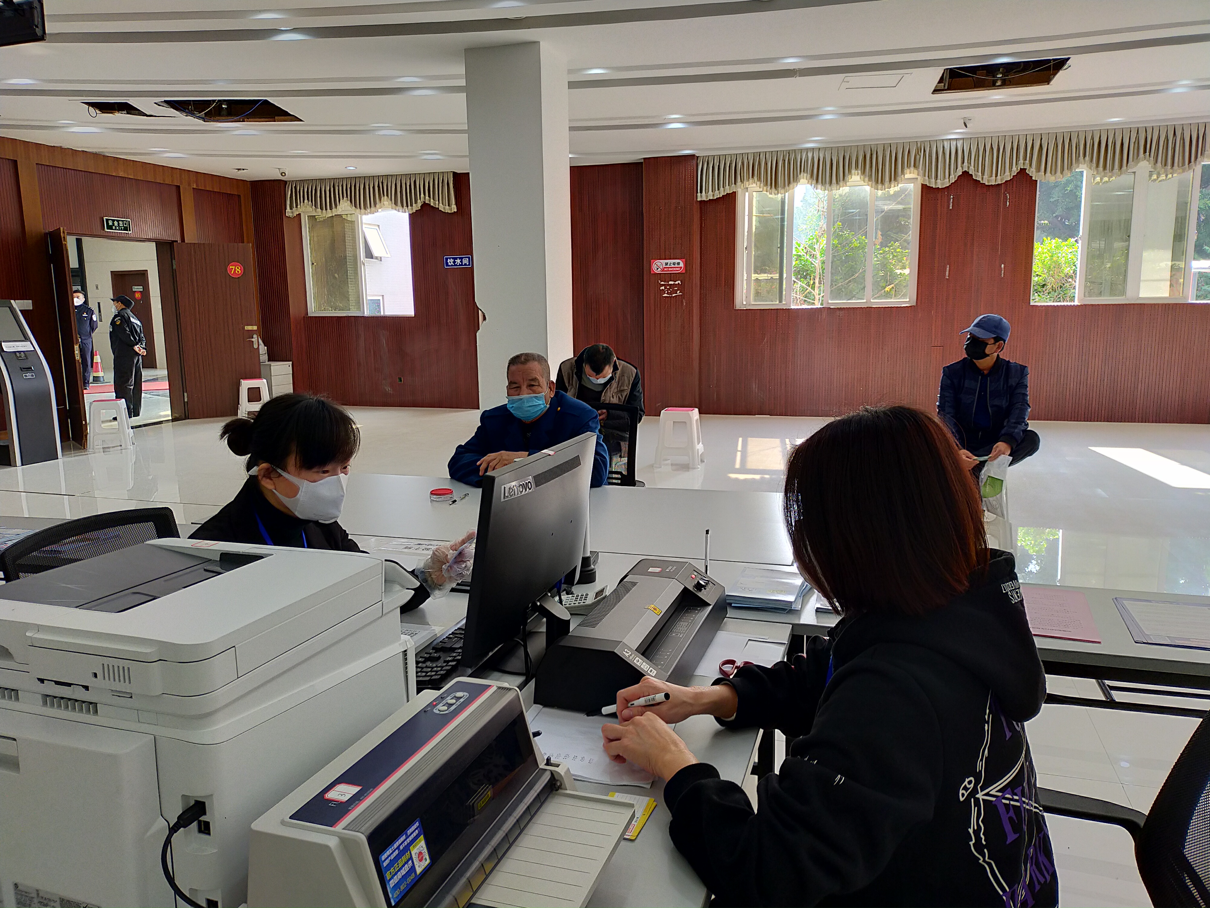 服务再便民 五一节假日电动车换牌不打烊