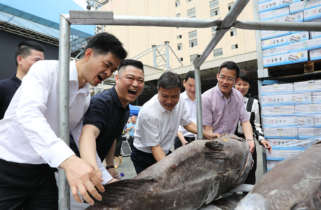 全球海鲜 “马” 上品！马尾区长直播“吆喝”卖海鲜