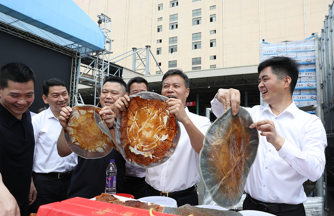 全球海鲜 “马” 上品！马尾区长直播“吆喝”卖海鲜