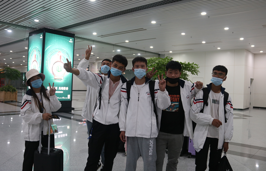 151名原州学生免费乘坐包机抵达马尾