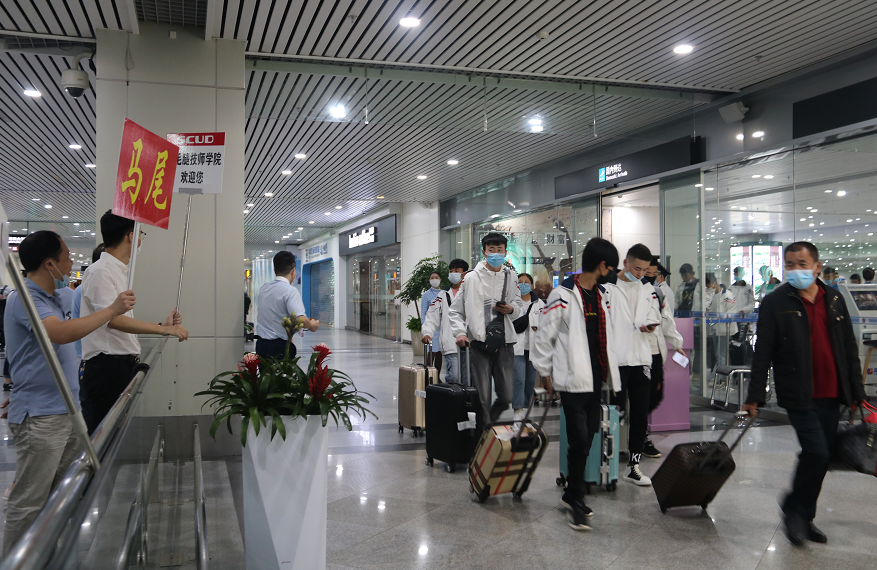 151名原州学生免费乘坐包机抵达马尾