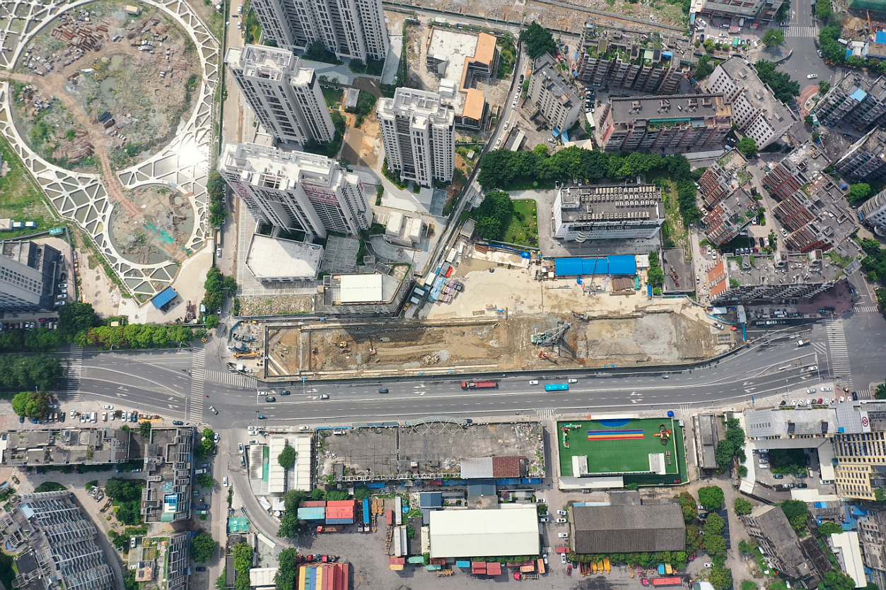 港口路下穿及市政配套工程新进展——罗星塔站冠梁施工