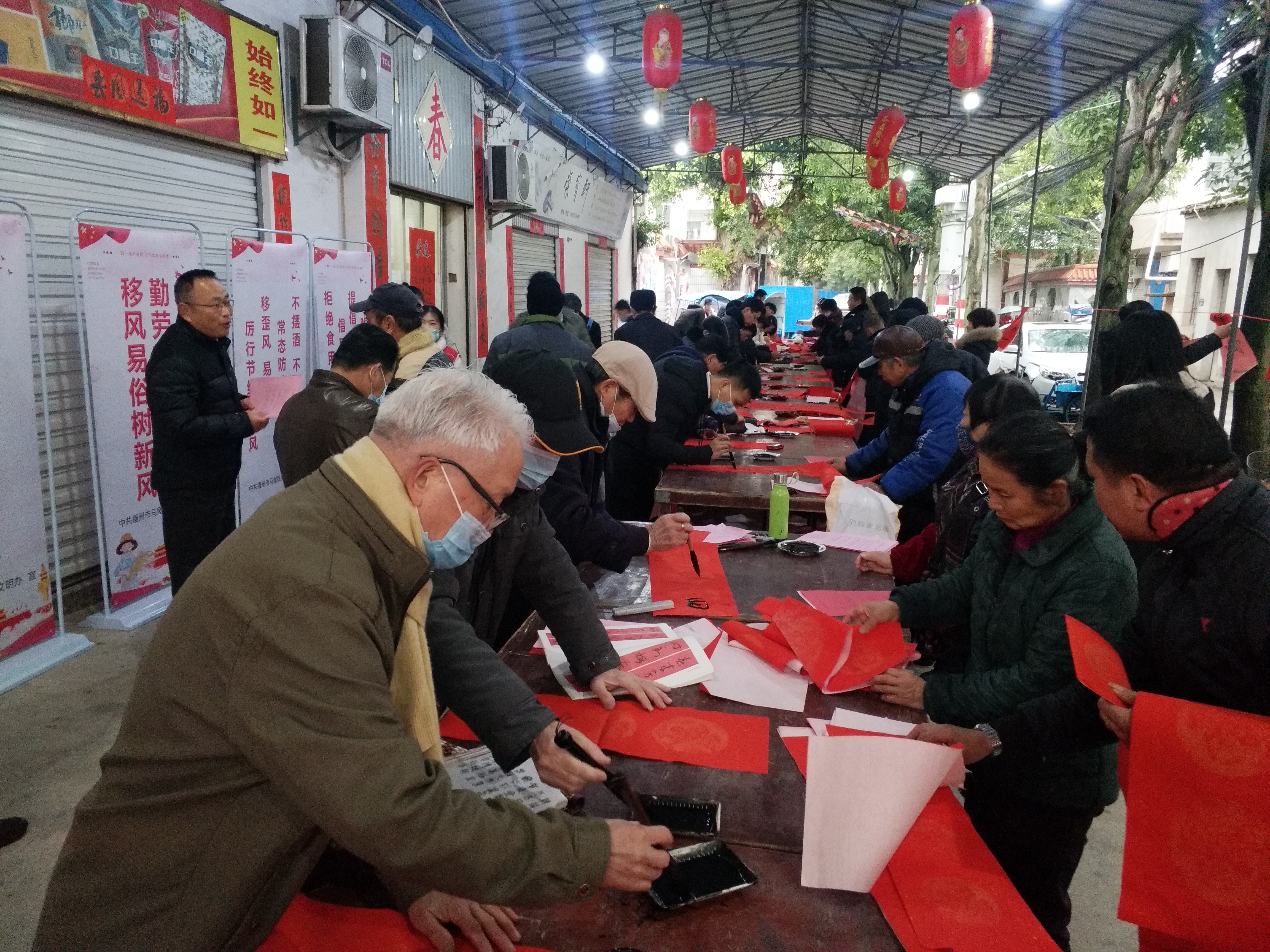 迎新春送春联，墨香祝福暖心田