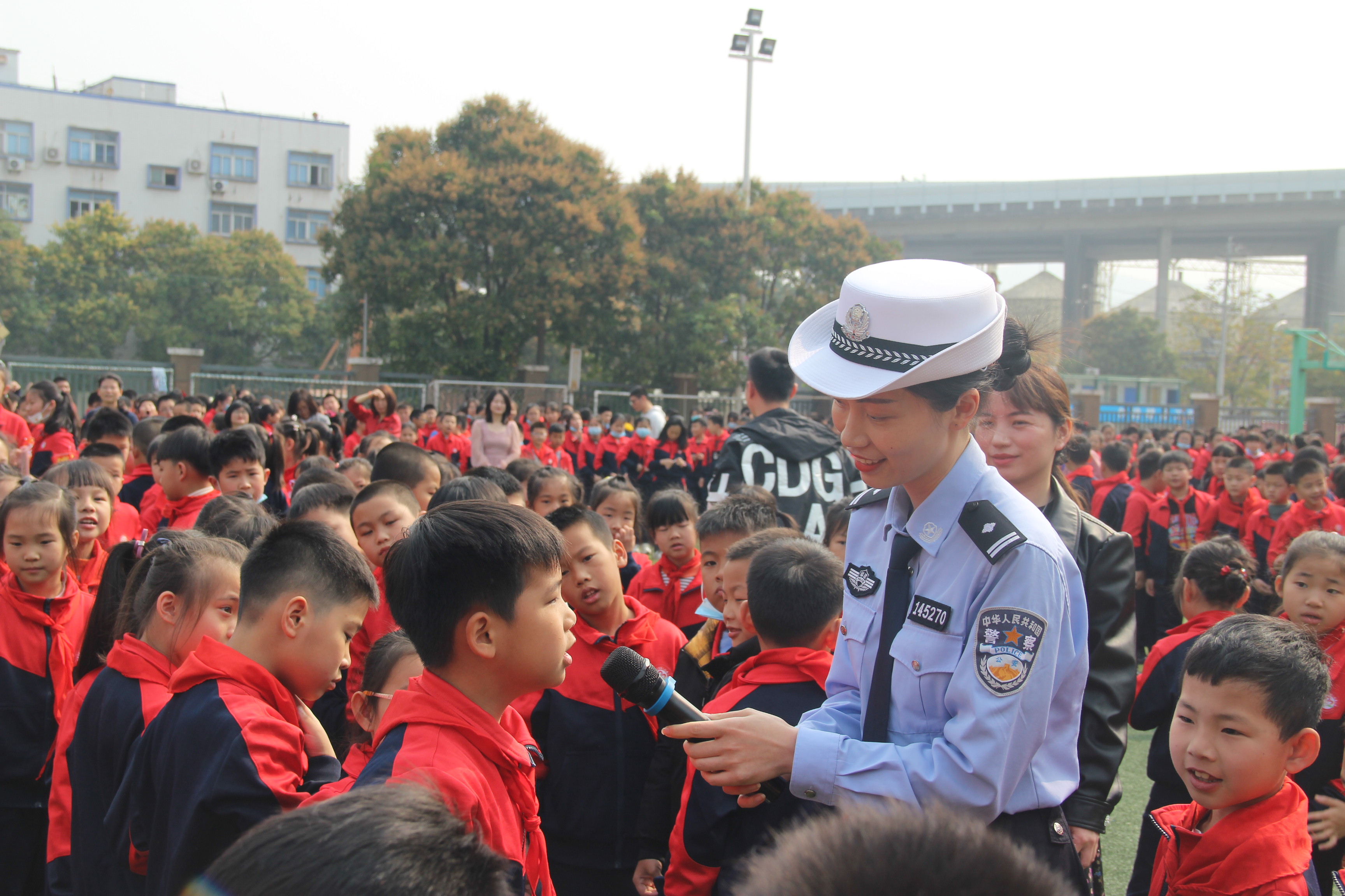 区交警大队开展“全国中小学生安全教育日”系列宣传活动