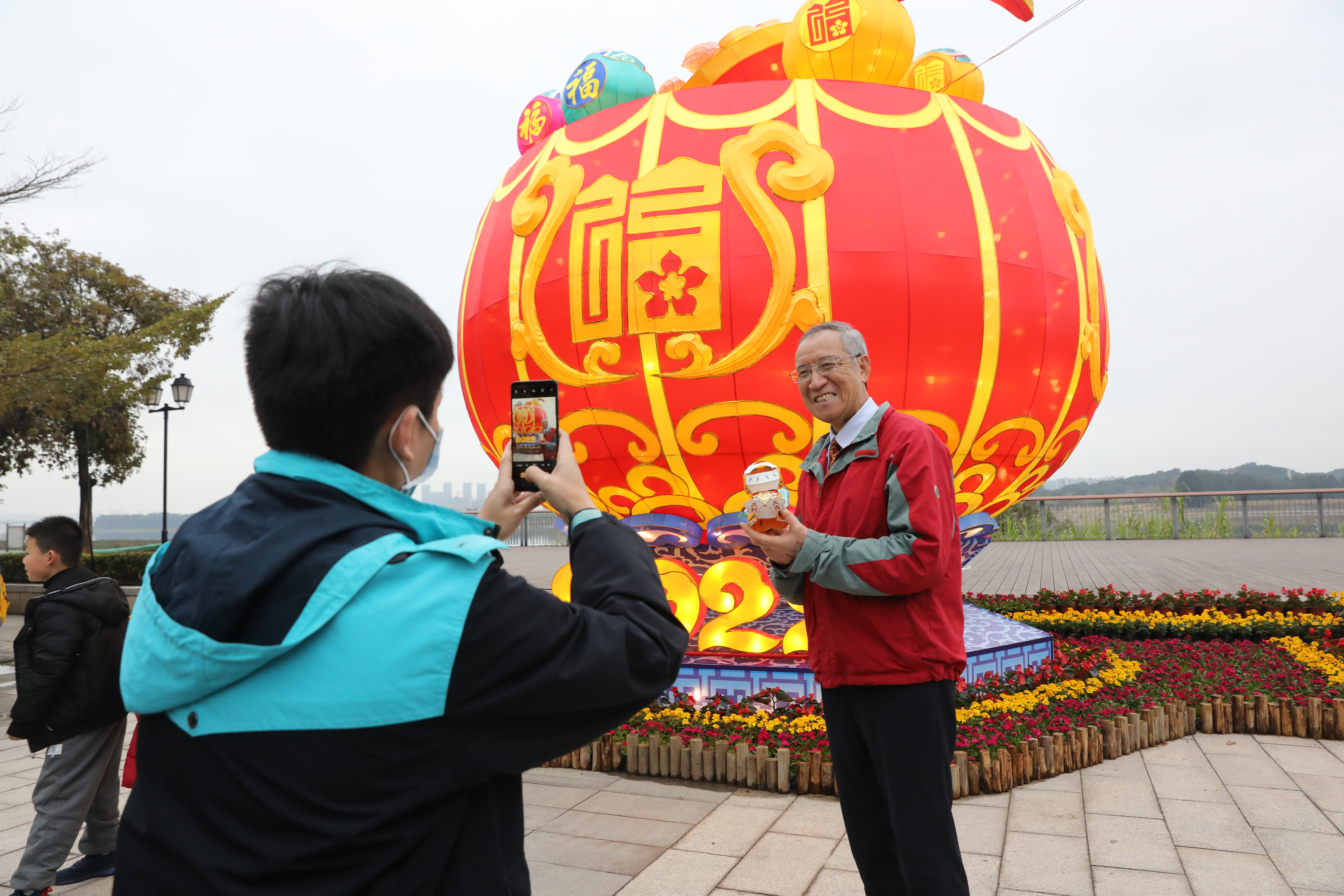 两马一家亲 佳节共赏灯