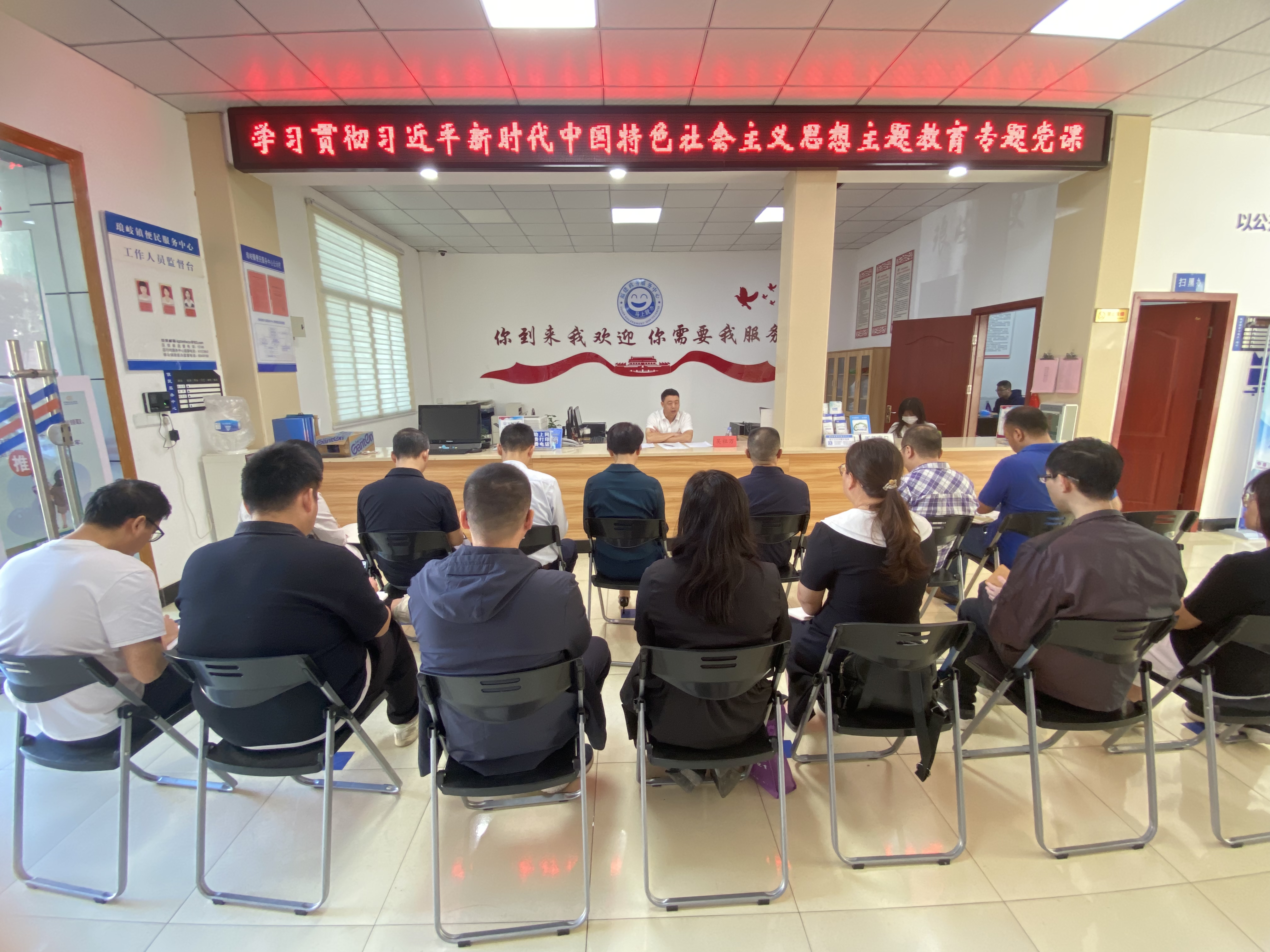 区人大常委会领导为基层党员干部讲授主题教育专题党课